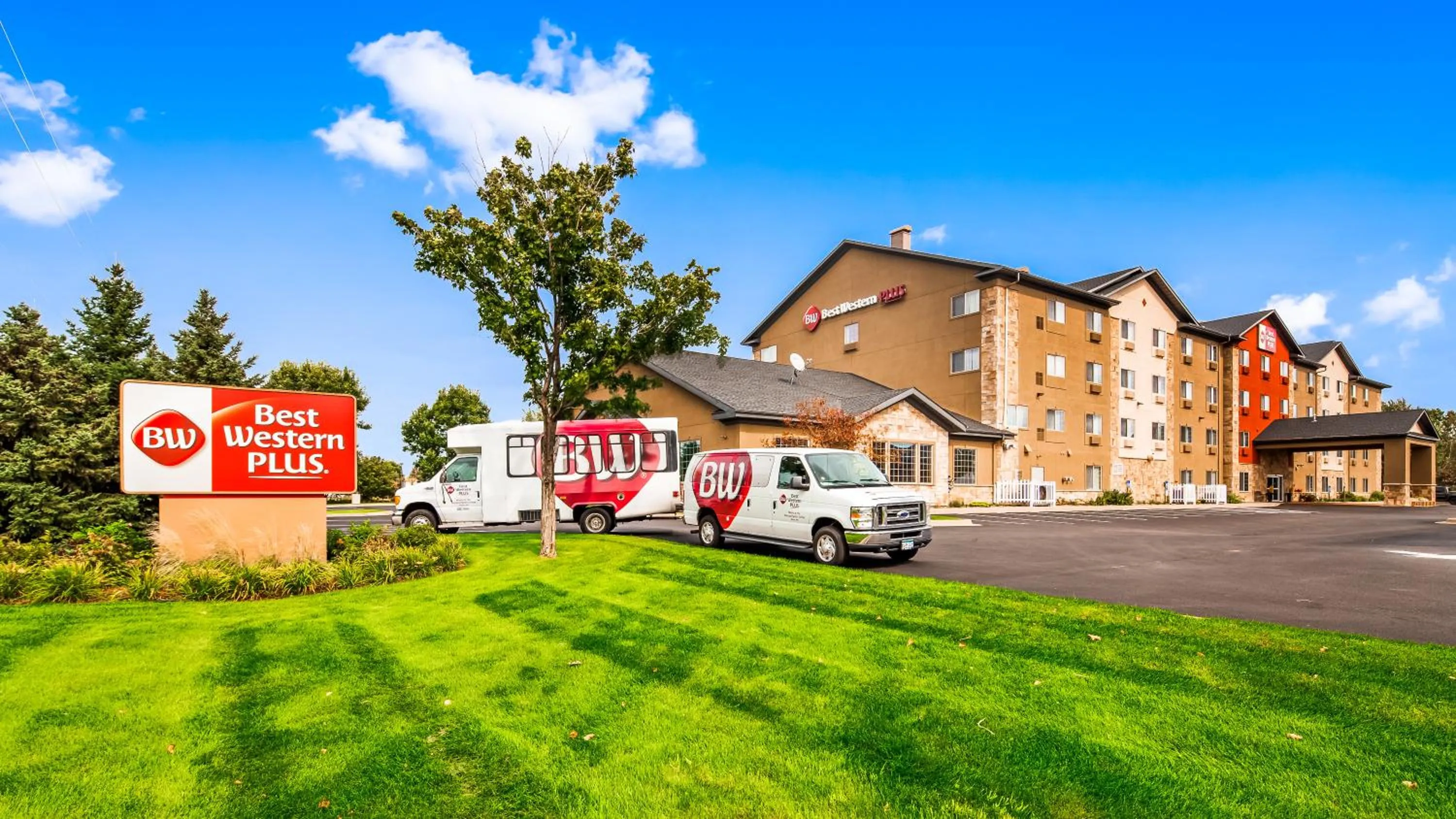 Property building in Best Western Plus Blaine at the National Sports Center