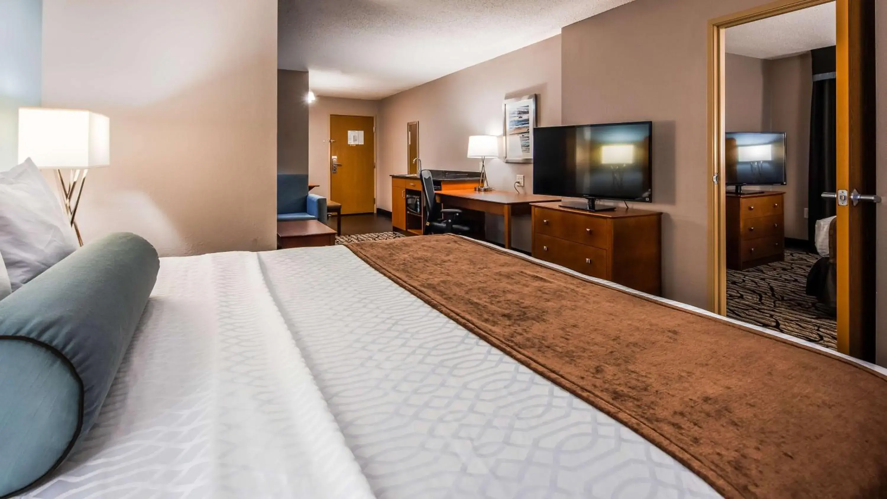 Photo of the whole room, Bed in Best Western Plus Blaine at the National Sports Center Photo of the whole room, Bed in Best Western Plus Blaine at the National Sports Center