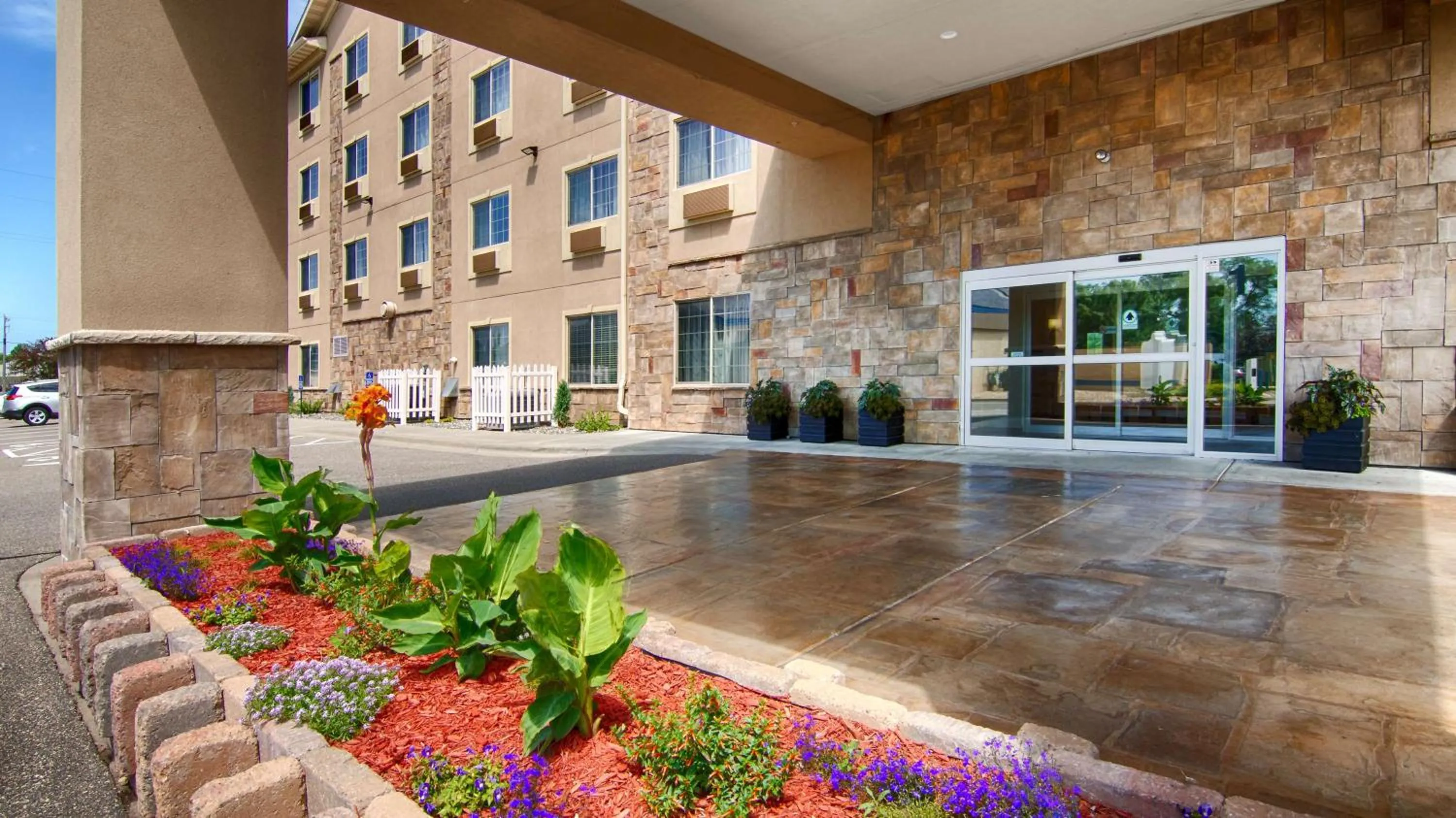 Property building in Best Western Plus Blaine at the National Sports Center