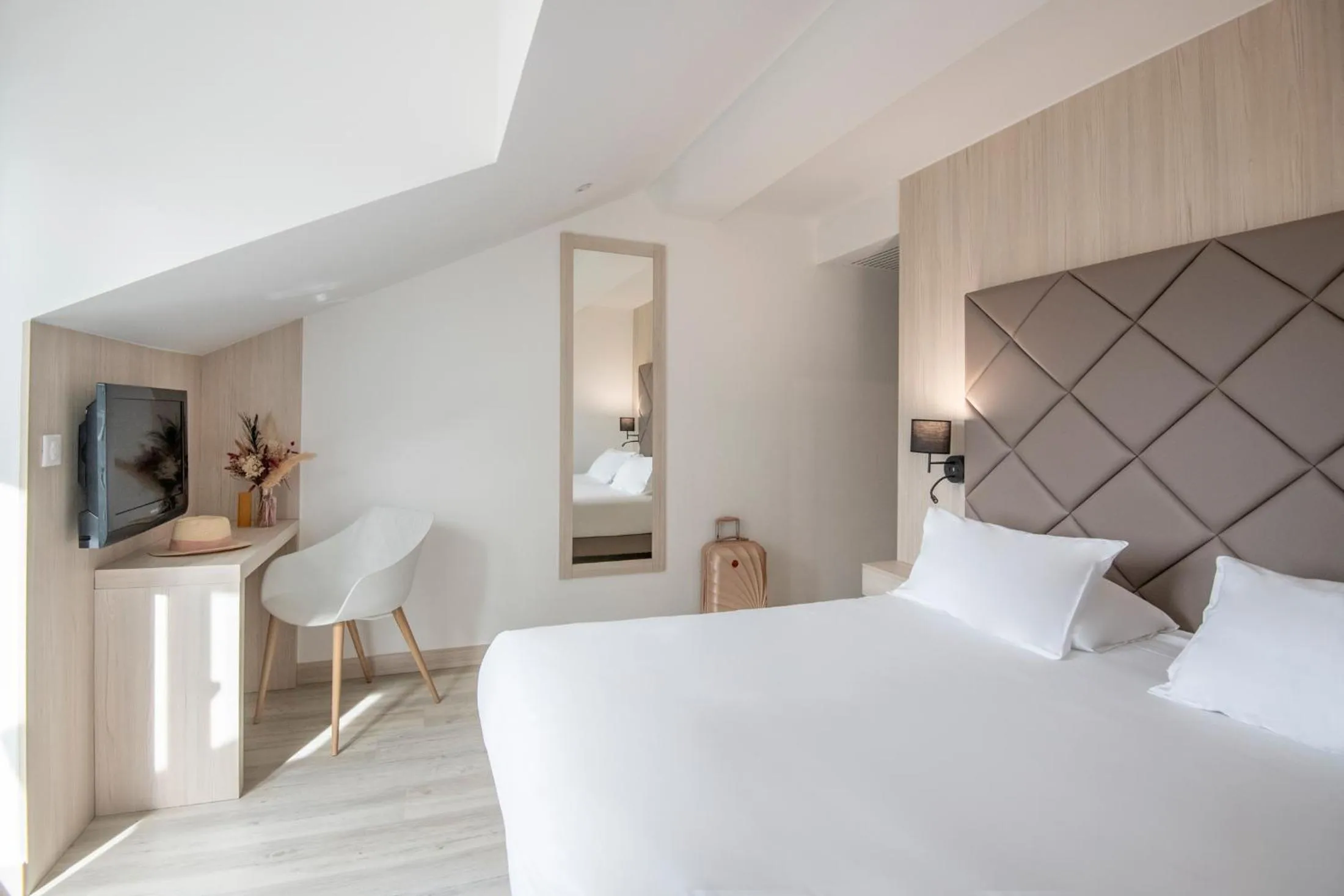 Decorative detail, Bed in GOLDEN TULIP CANNES HOTEL de PARIS