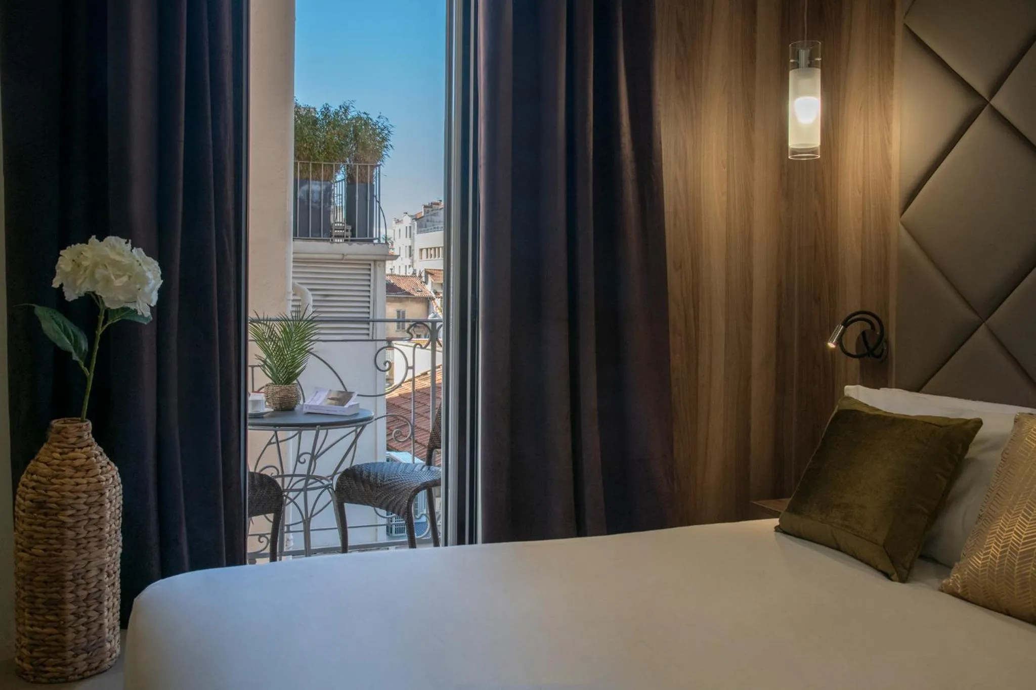 City view, Bed in GOLDEN TULIP CANNES HOTEL de PARIS