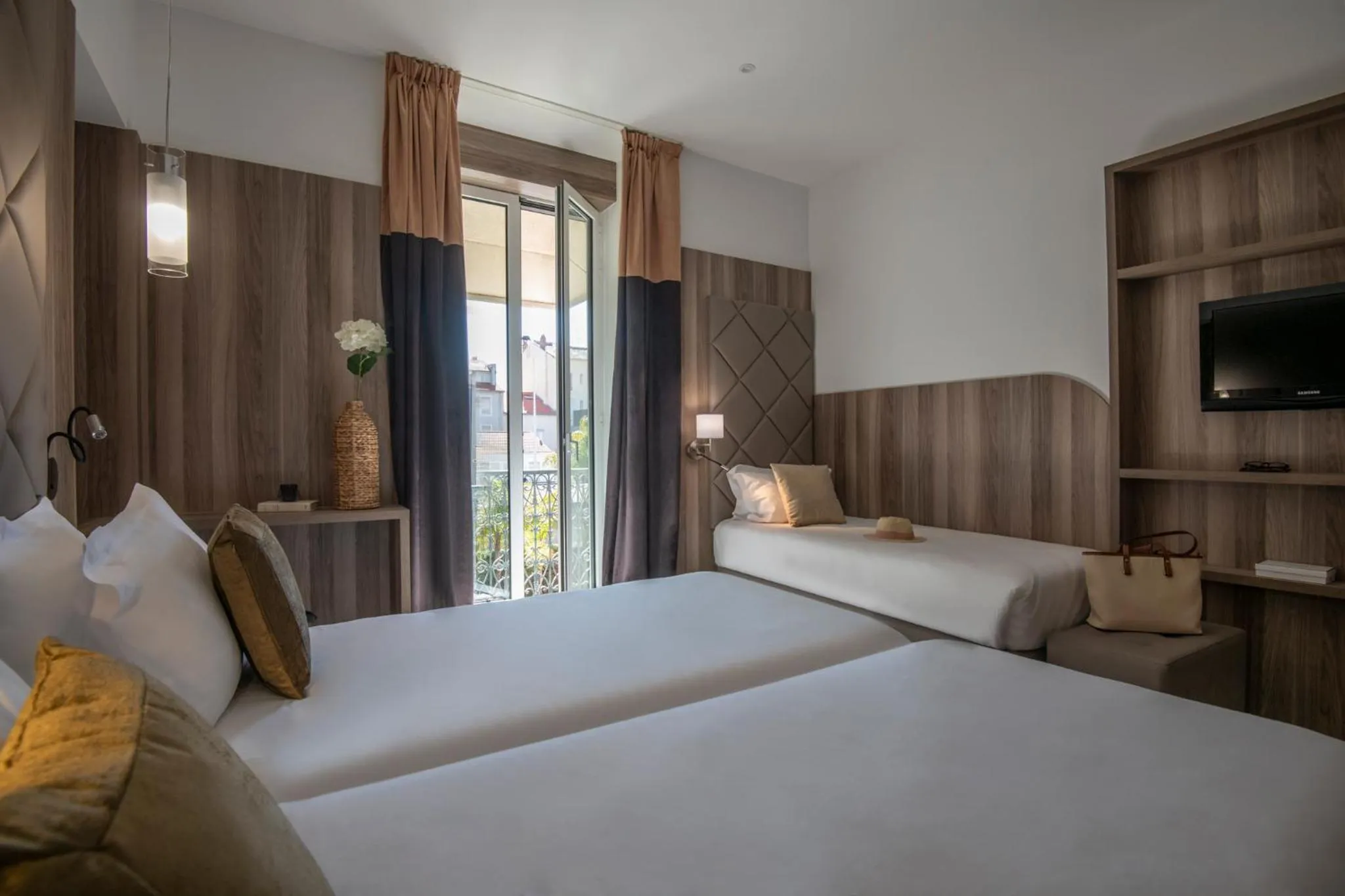 City view, Bed in GOLDEN TULIP CANNES HOTEL de PARIS