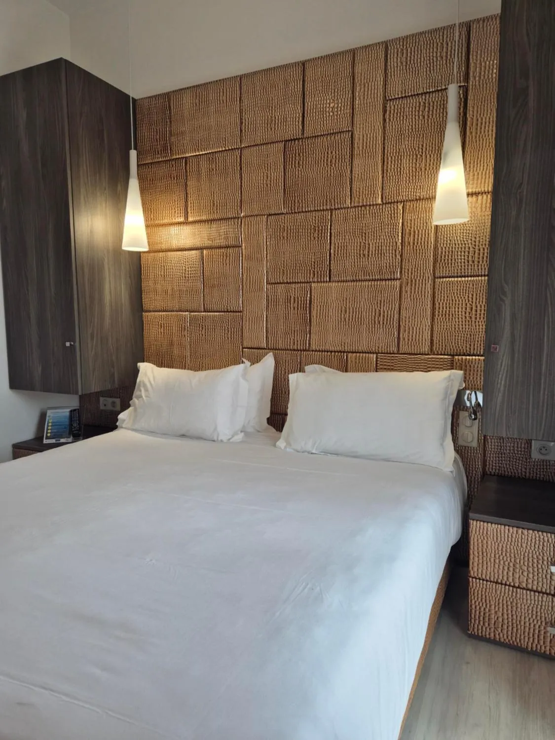 Bedroom, Bed in GOLDEN TULIP CANNES HOTEL de PARIS