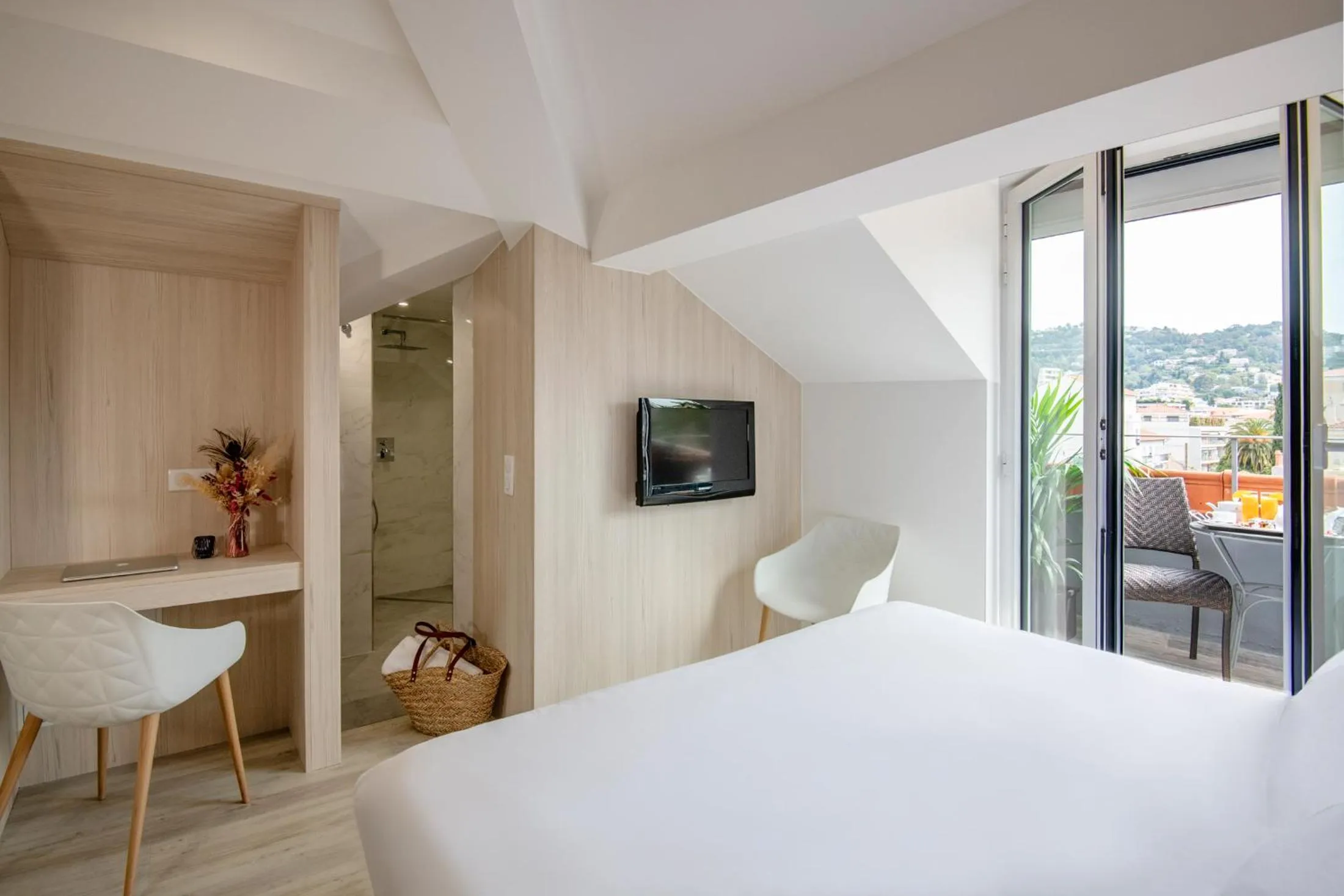 Decorative detail, Bed in GOLDEN TULIP CANNES HOTEL de PARIS