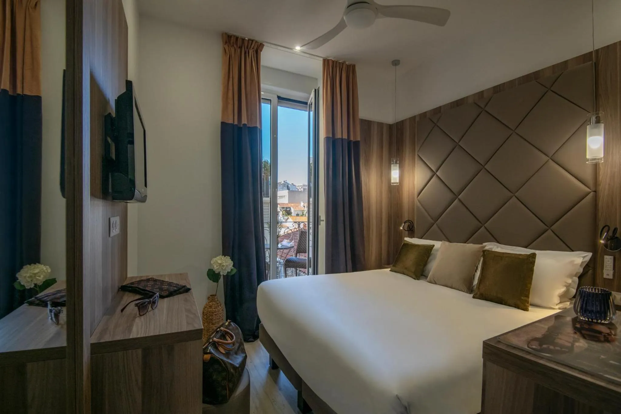 City view, Bed in GOLDEN TULIP CANNES HOTEL de PARIS