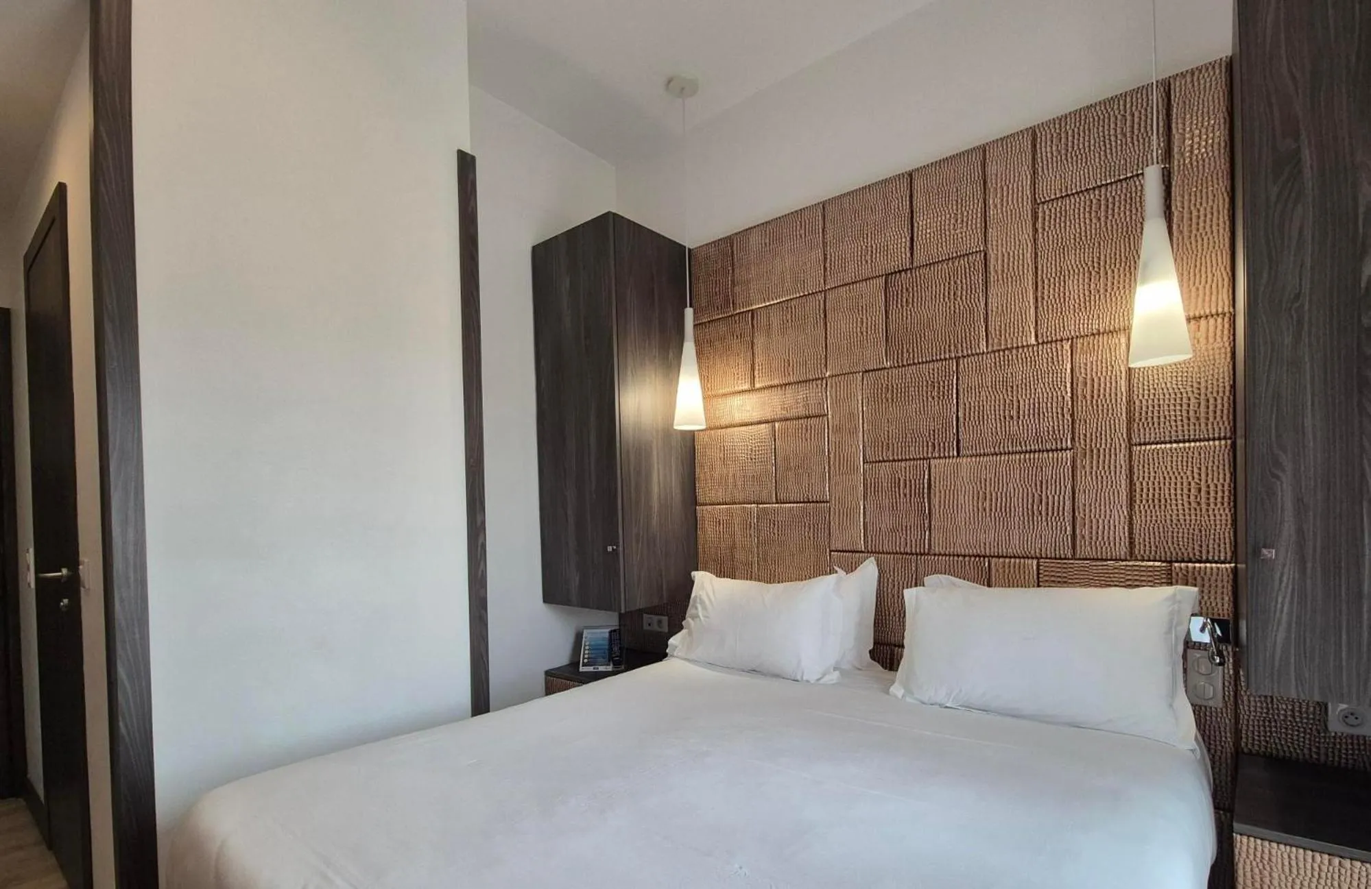 Bedroom, Bed in GOLDEN TULIP CANNES HOTEL de PARIS