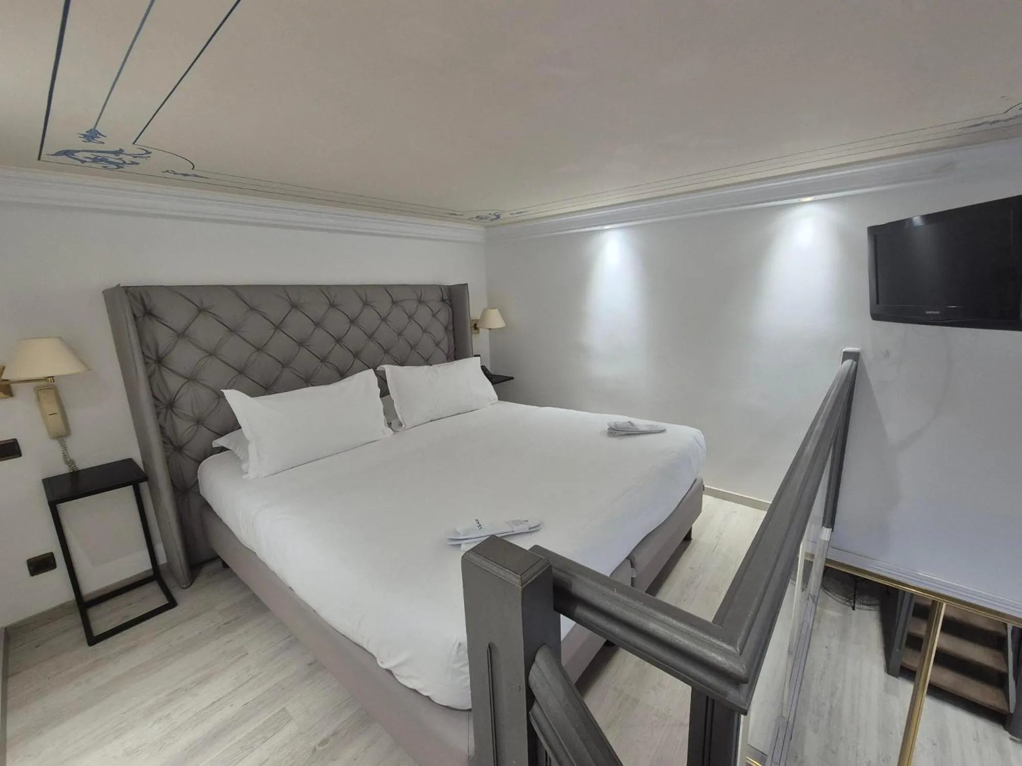 Bedroom, Bed in GOLDEN TULIP CANNES HOTEL de PARIS