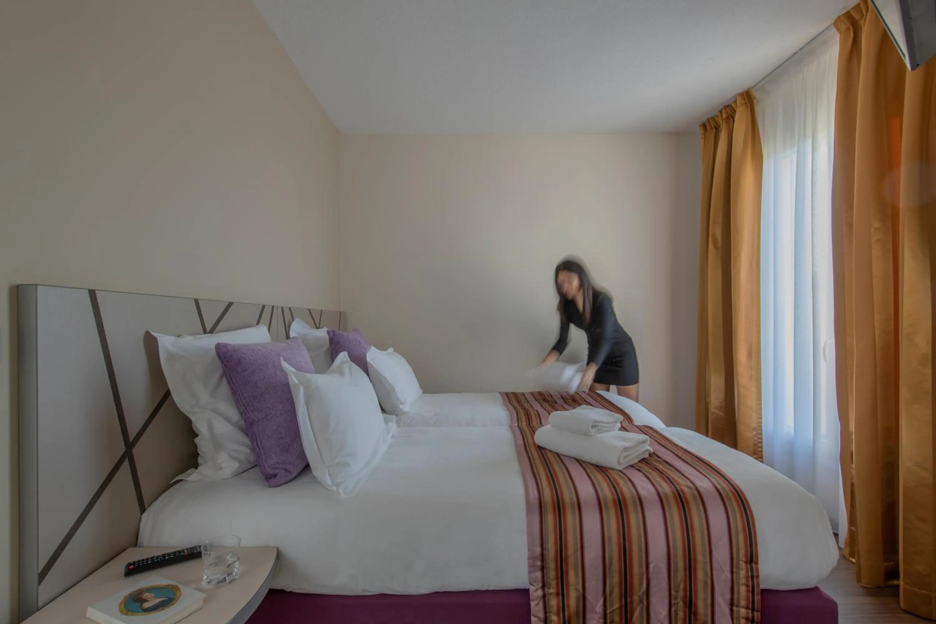 Bedroom, Bed in Hôtel Arles Plaza