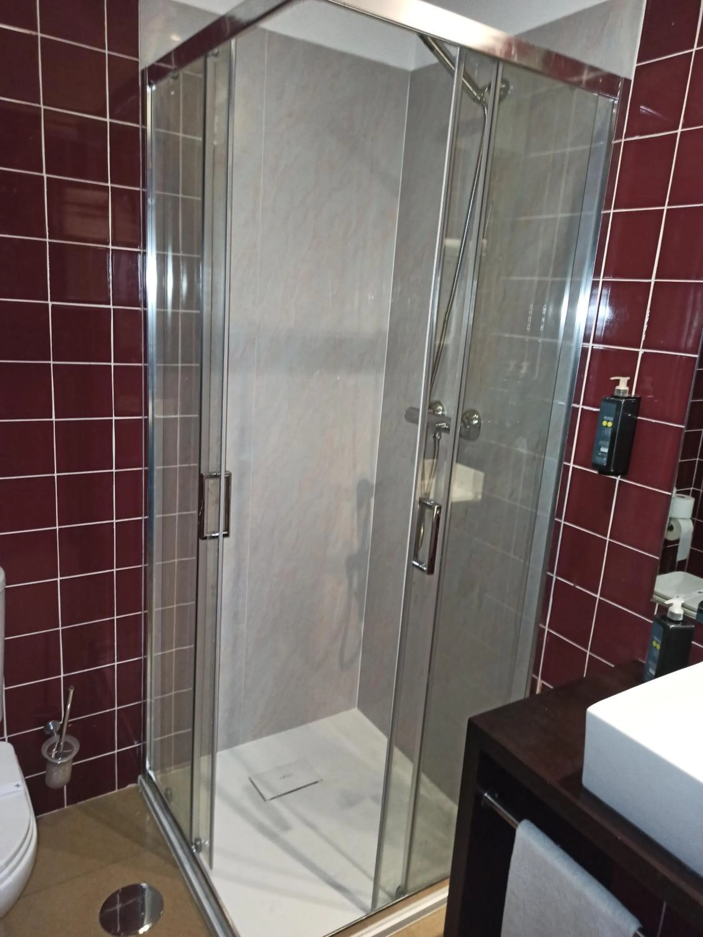 Shower in Hotel Vila Luena