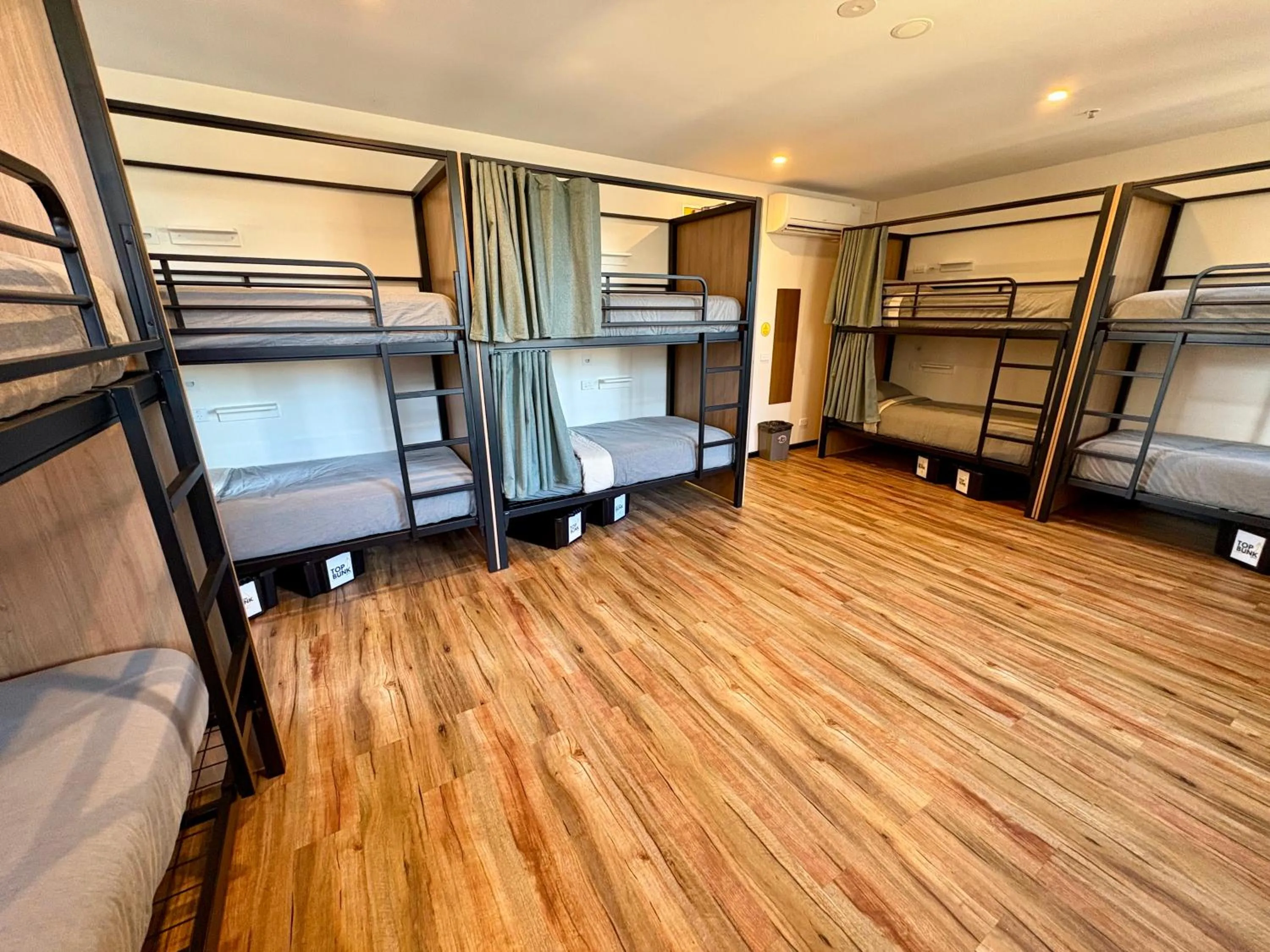 Photo of the whole room, Bed in Flinders Backpackers