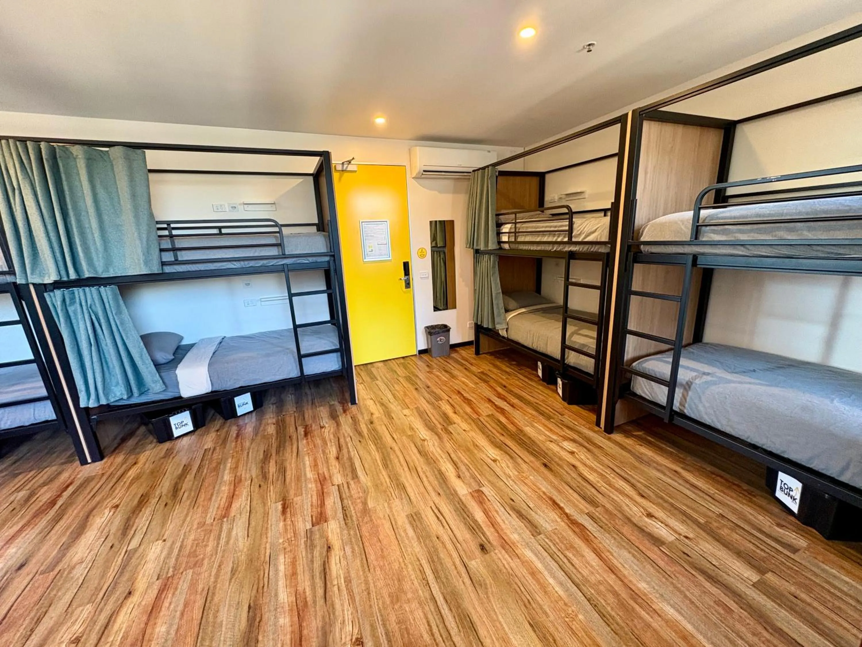 Photo of the whole room, Bed in Flinders Backpackers