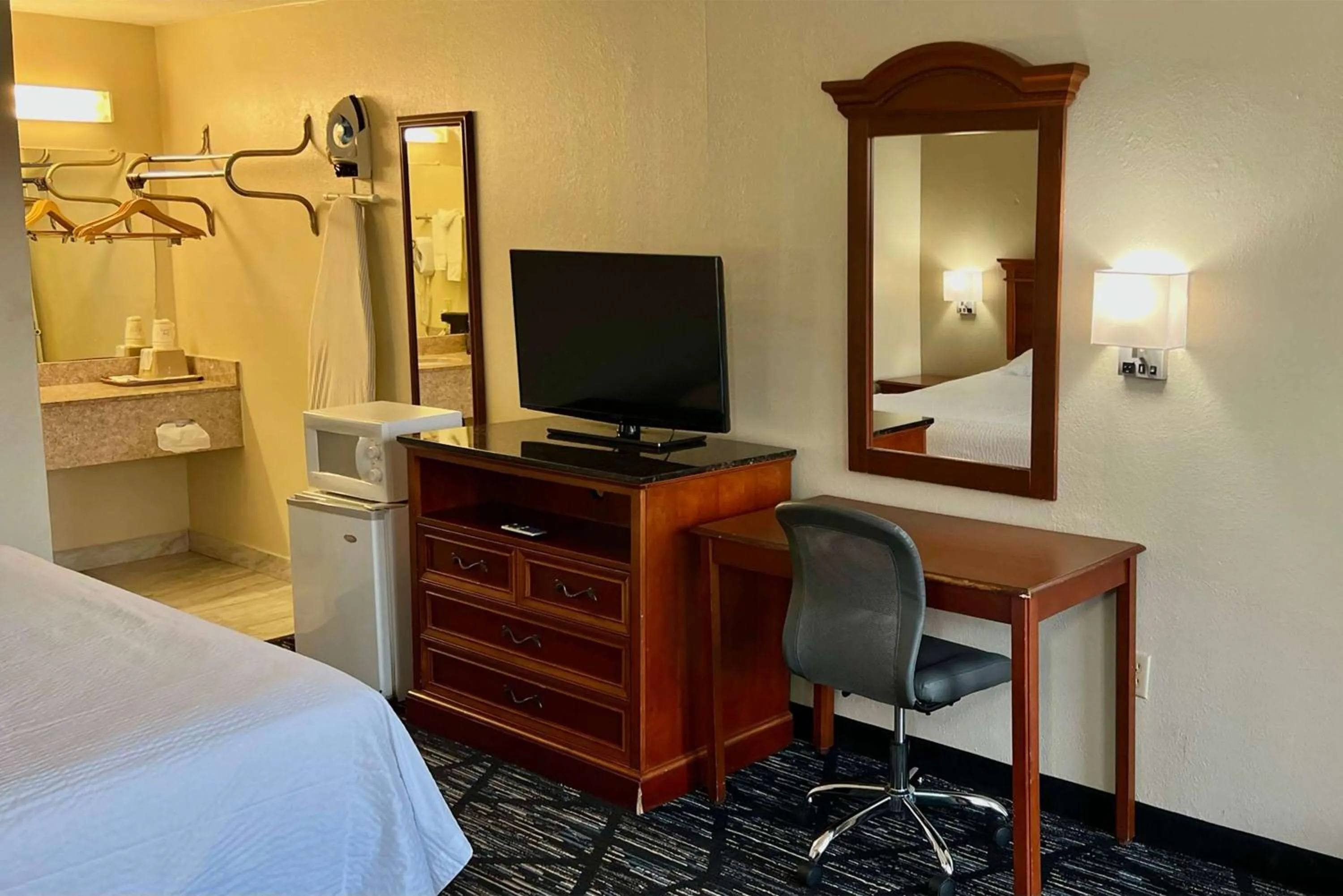 Photo of the whole room in Baymont by Wyndham Troy