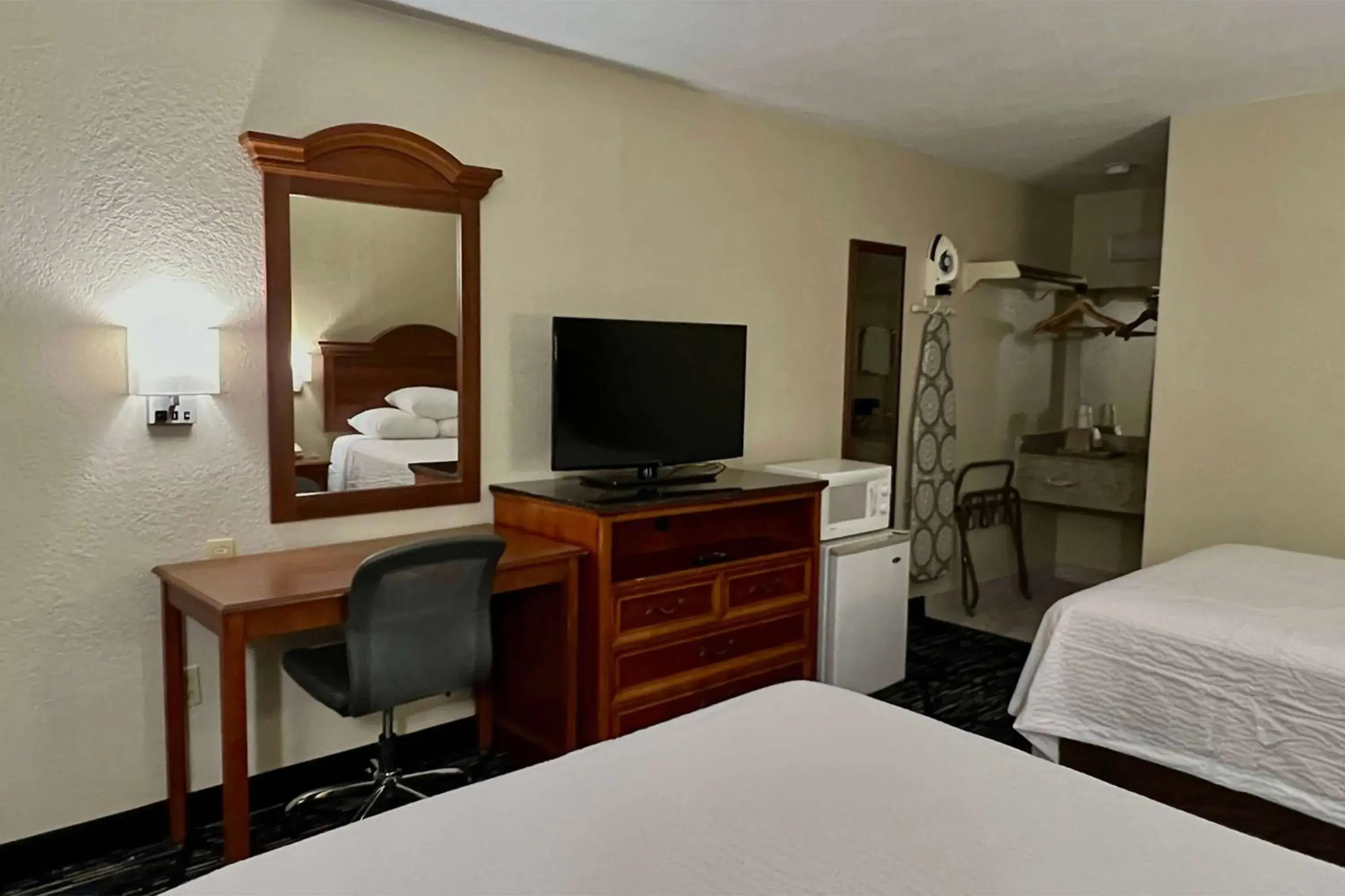 Photo of the whole room, Bed in Baymont by Wyndham Troy Photo of the whole room, Bed in Baymont by Wyndham Troy