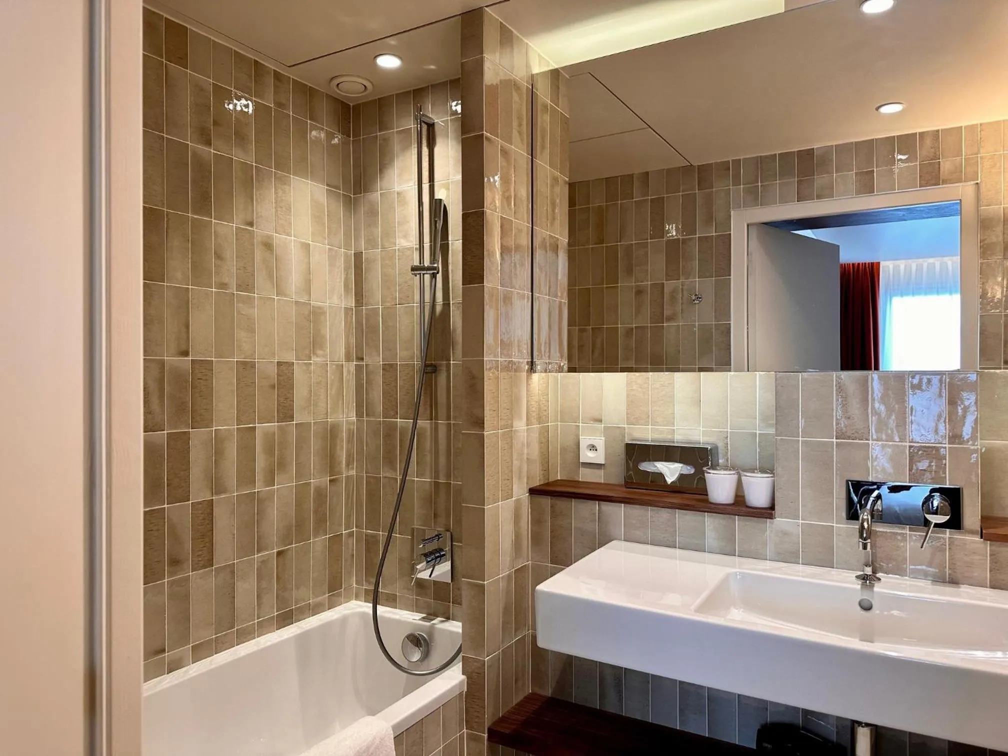 Shower in Golden Tulip Opera de Noailles