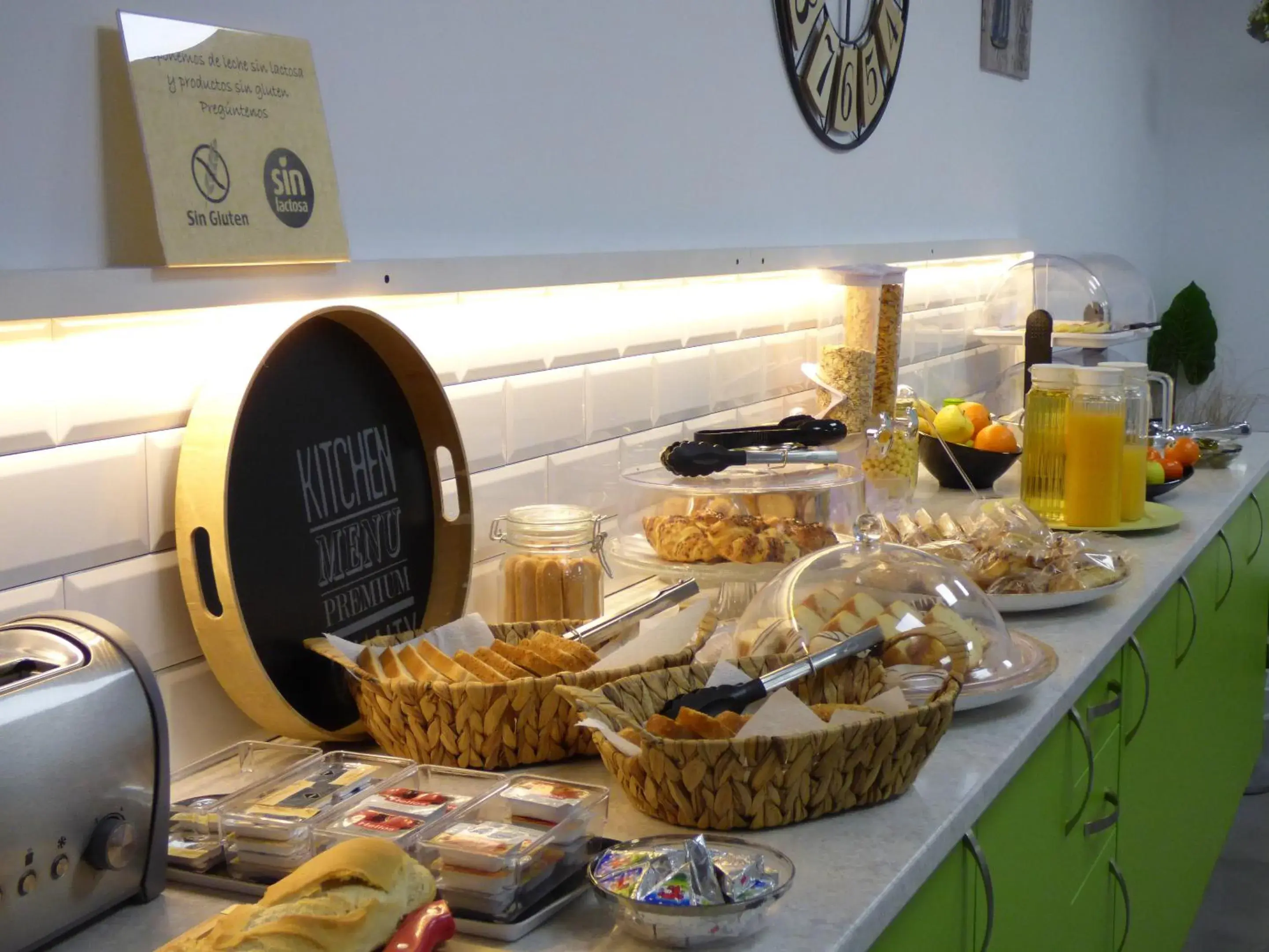 Food and drinks in Hotel Mercedes Food and drinks in Hotel Mercedes