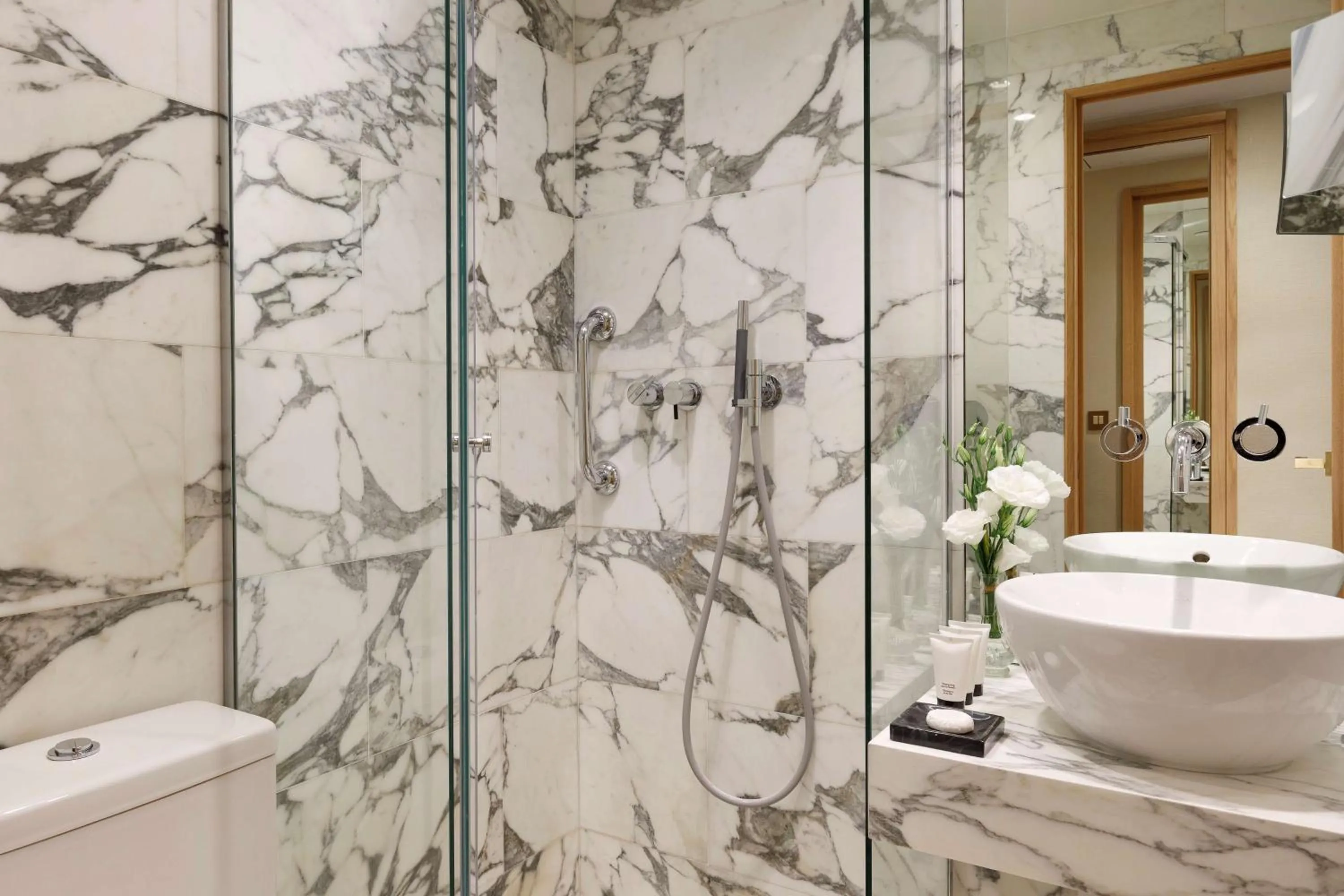 Bathroom in Le Belgrand Hotel Paris Champs Elysees, Tapestry By Hilton