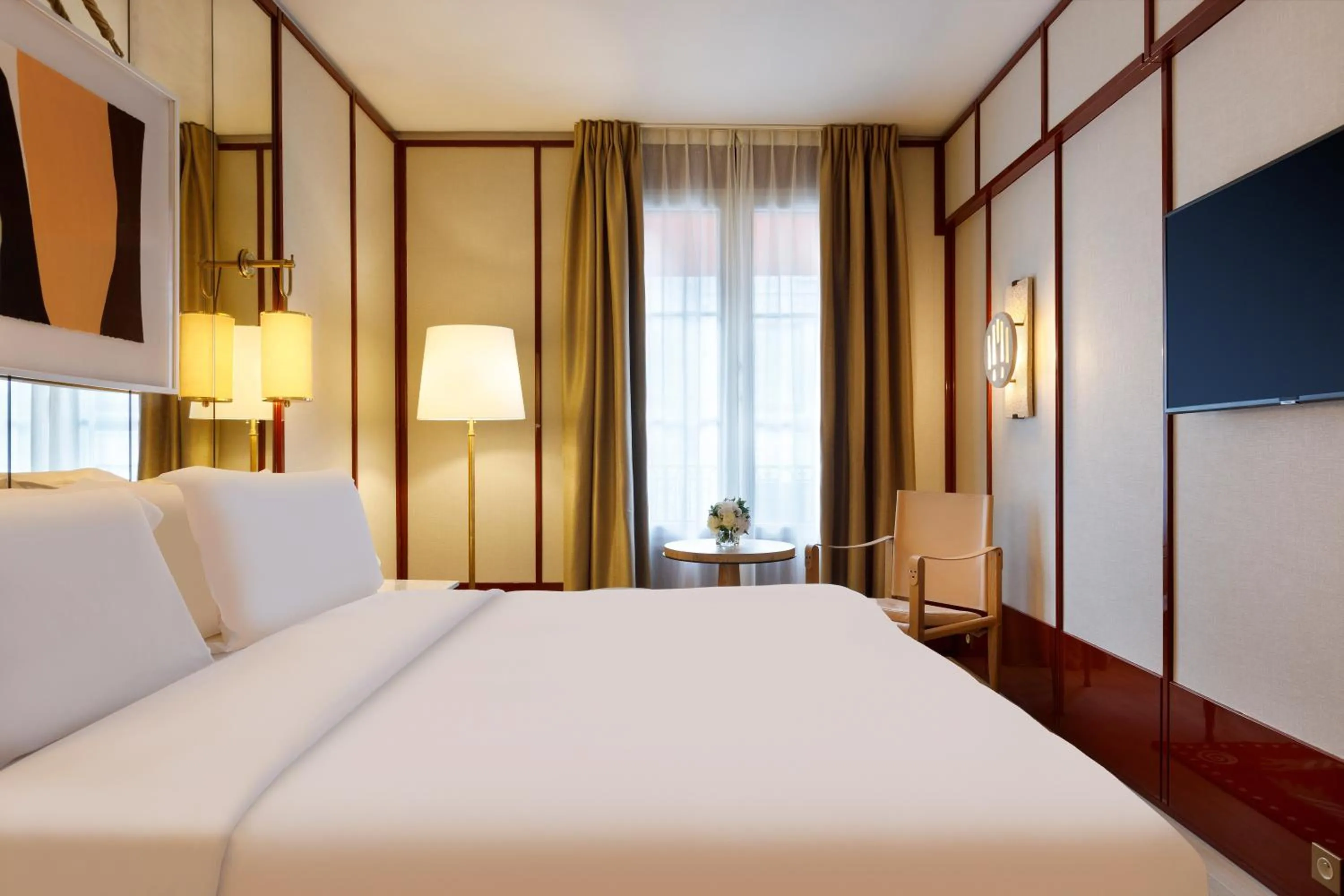 TV and multimedia, Bed in Le Belgrand Hotel Paris Champs Elysees, Tapestry By Hilton