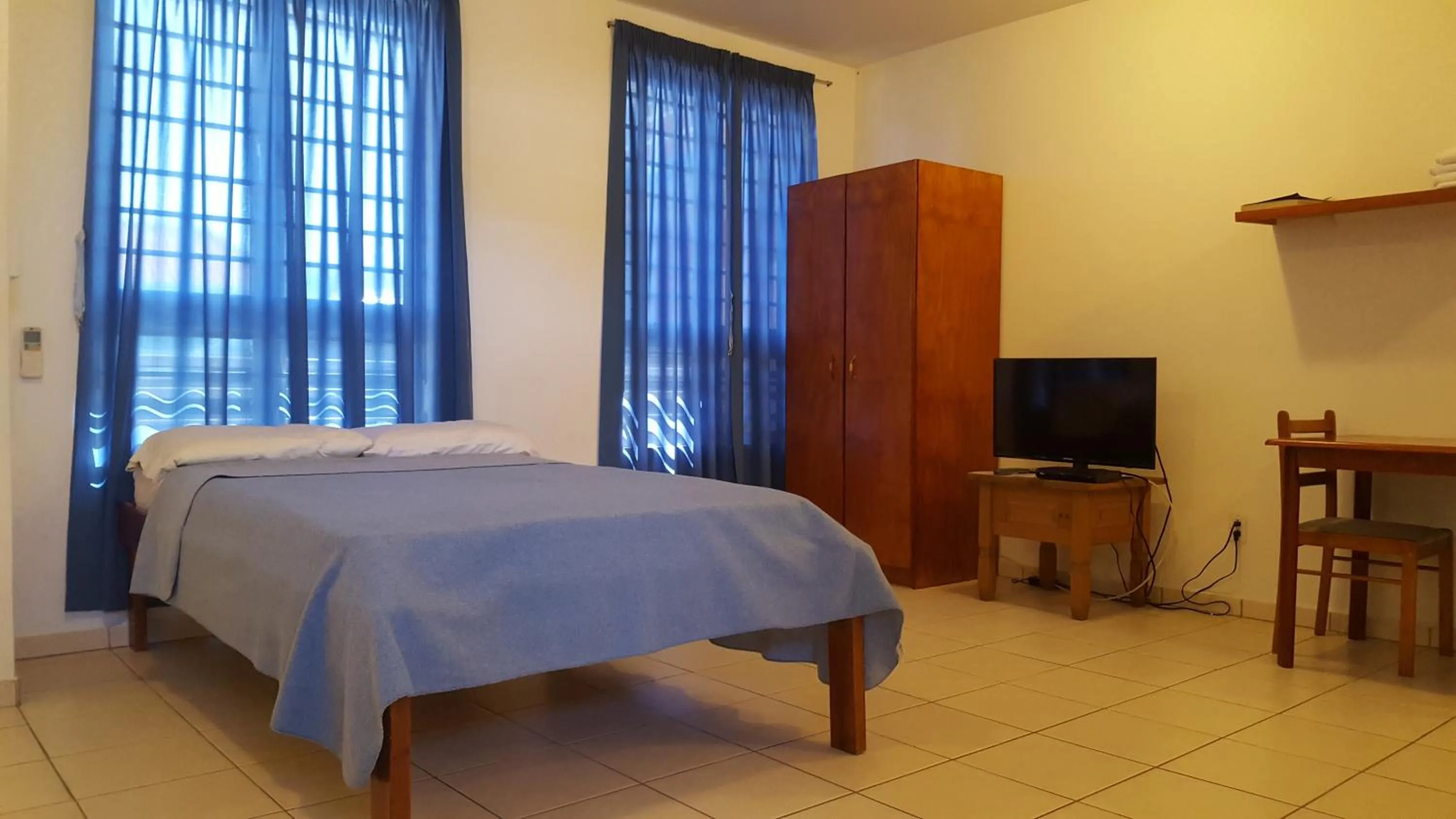 Photo of the whole room, Bed in Orange Rembrandt Studio Apartments