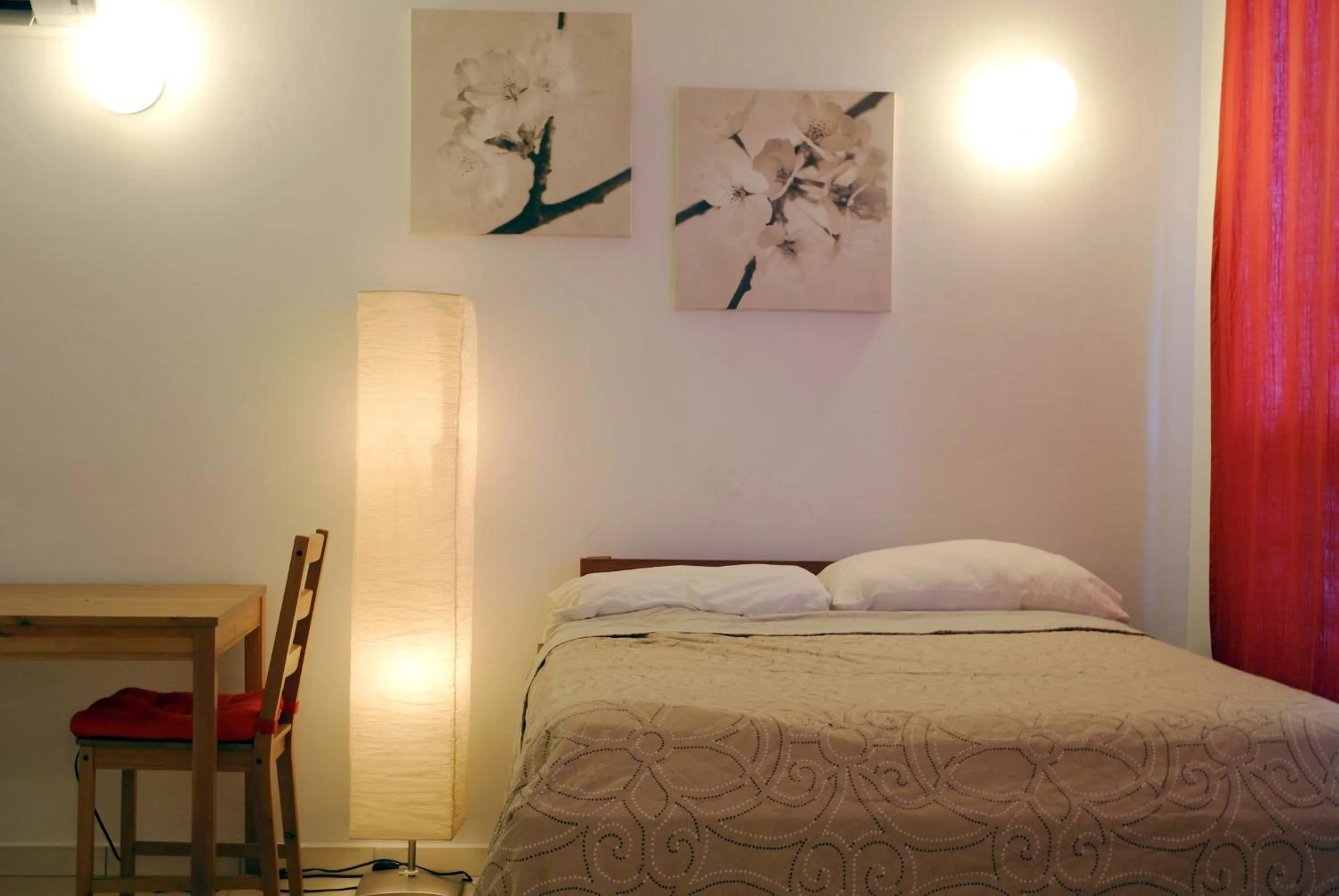 Bedroom, Bed in Orange Rembrandt Studio Apartments