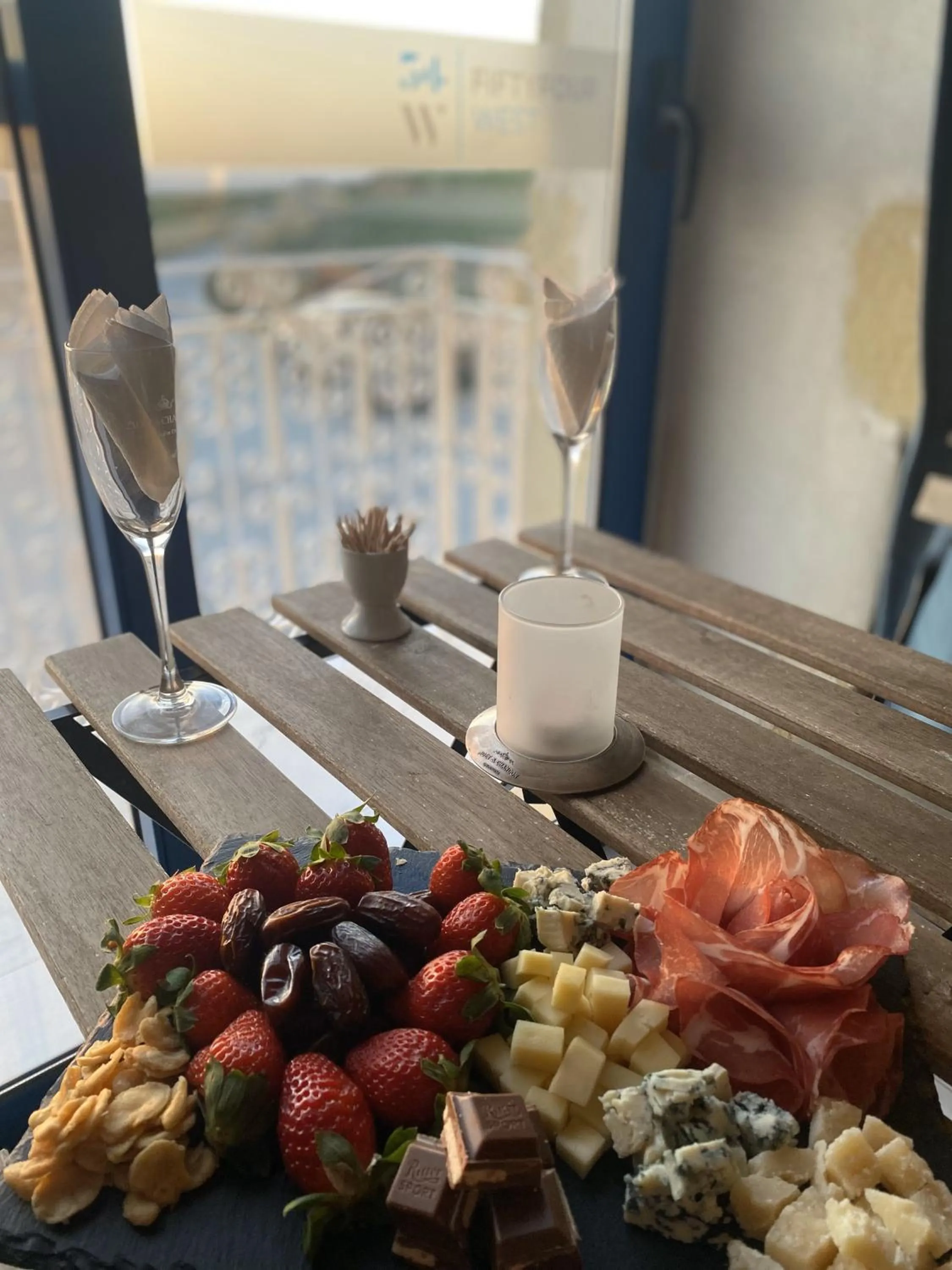 Food and drinks in Fiftyfour West Boutique Living