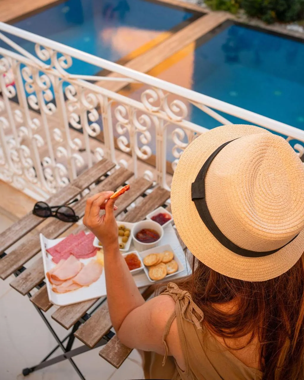 Food and drinks in Fiftyfour West Boutique Living