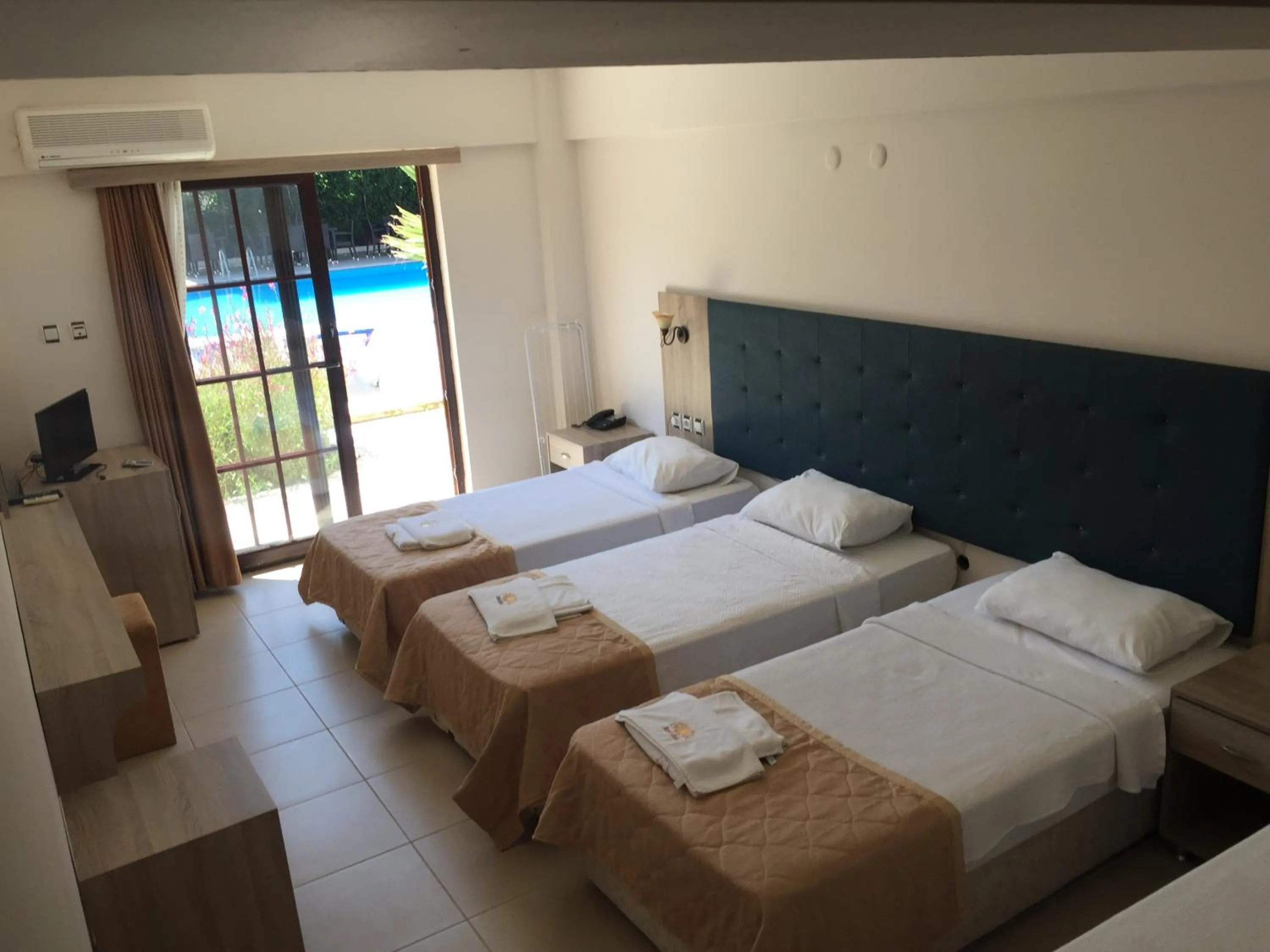 Photo of the whole room, Bed in Hamle Hotel