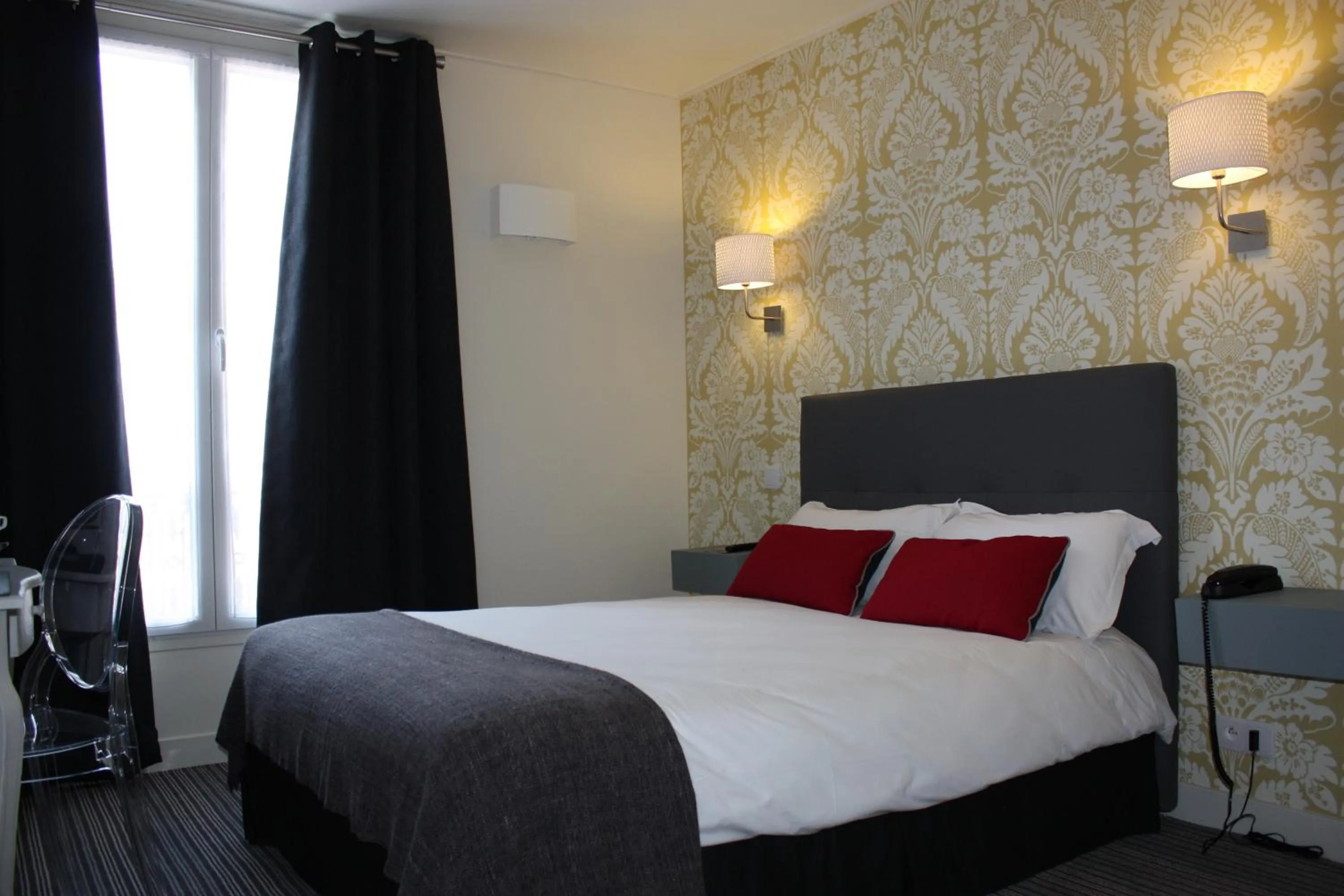 Day, Bed in Hotel Dauphin