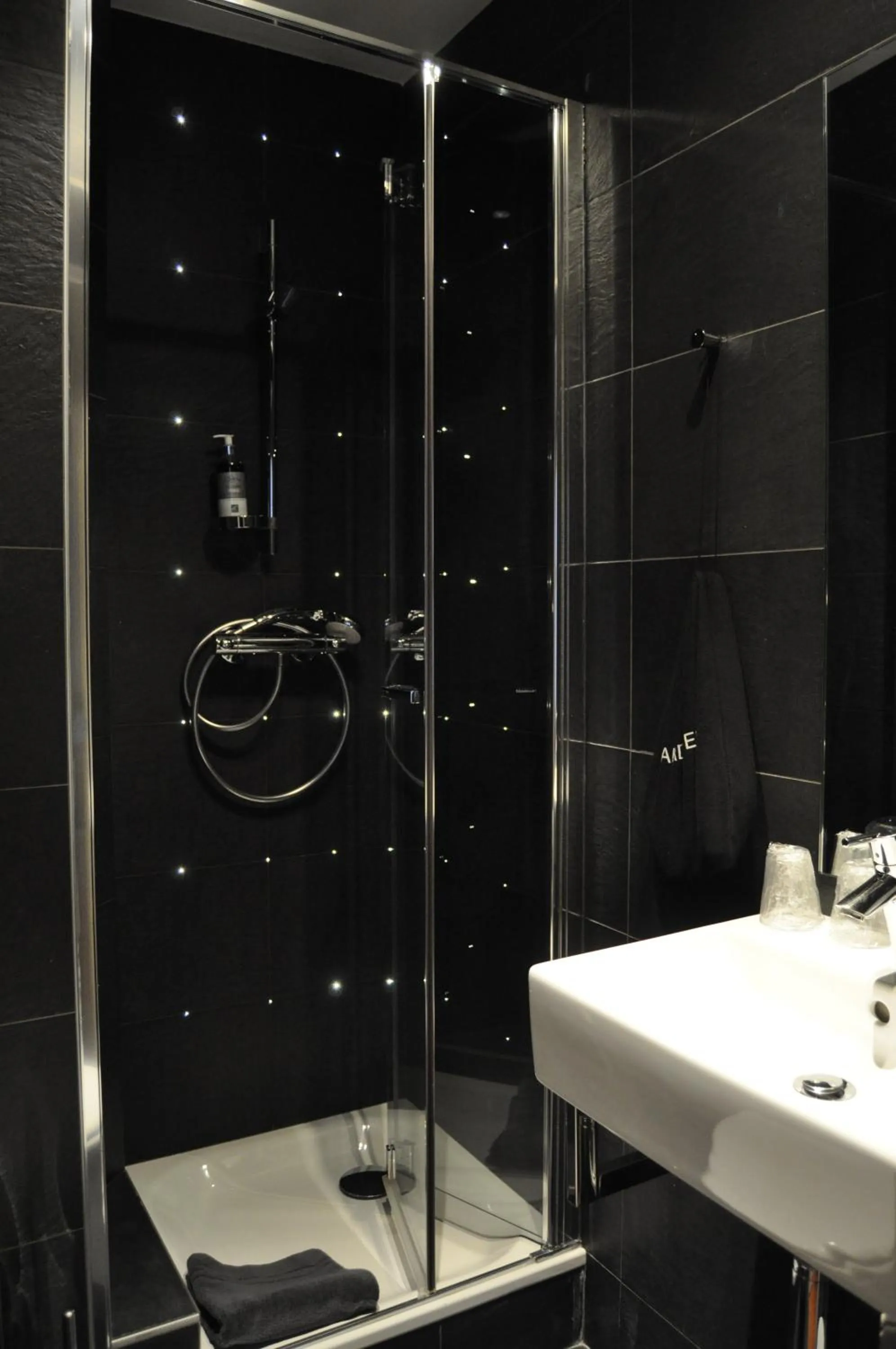 Shower in Hotel Dauphin