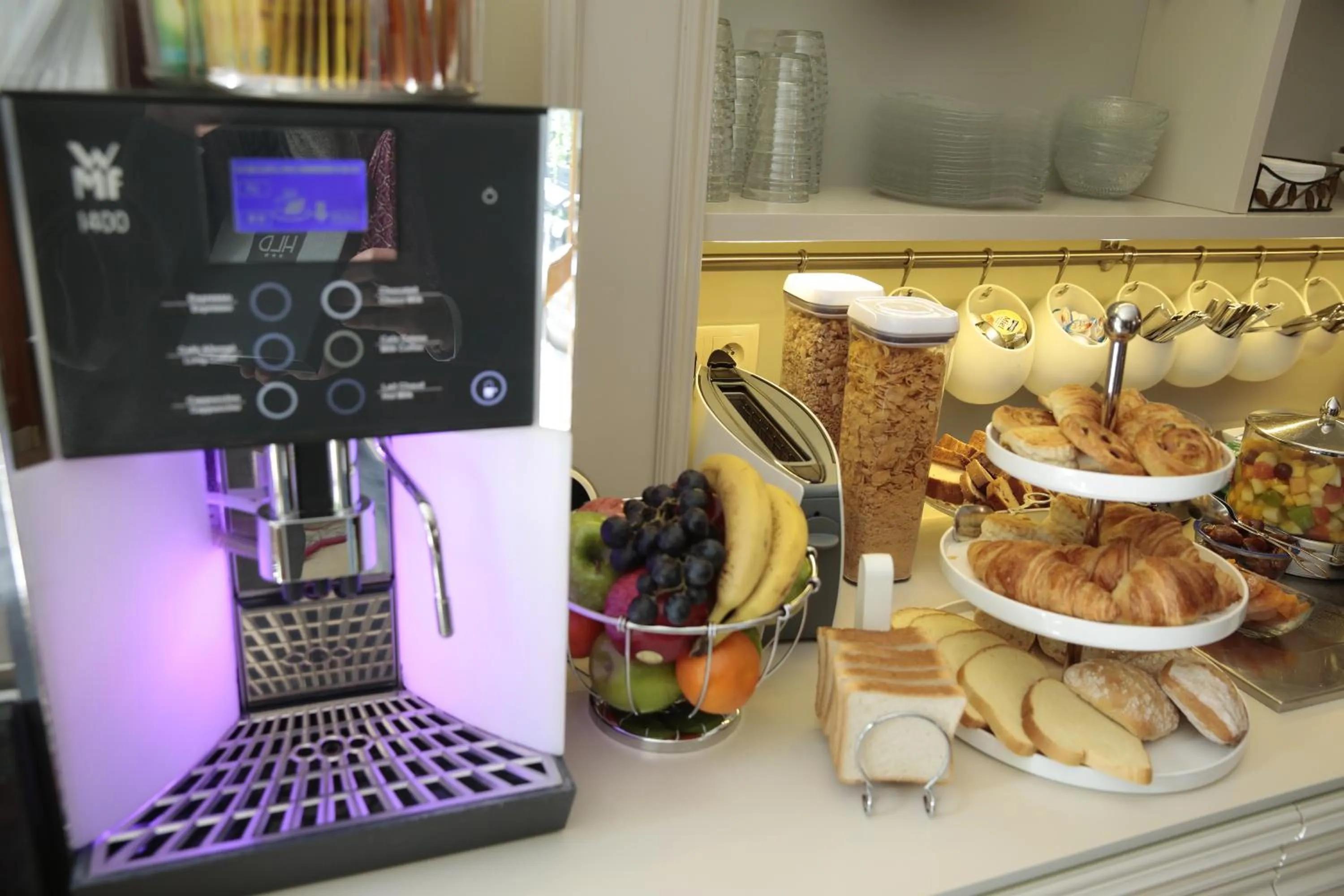 Coffee/tea facilities in Hotel Dauphin