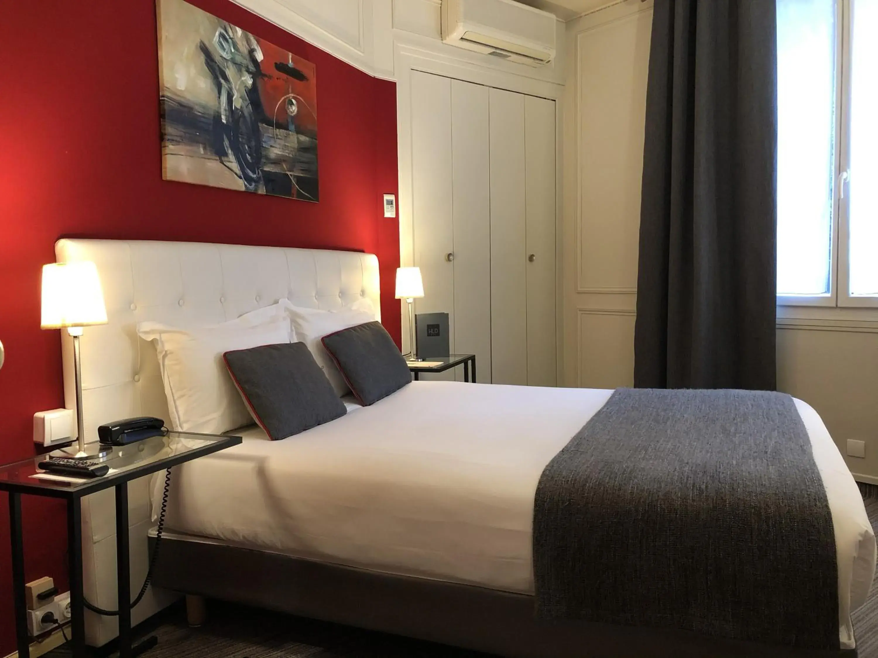 Bed in Hotel Dauphin Bed in Hotel Dauphin