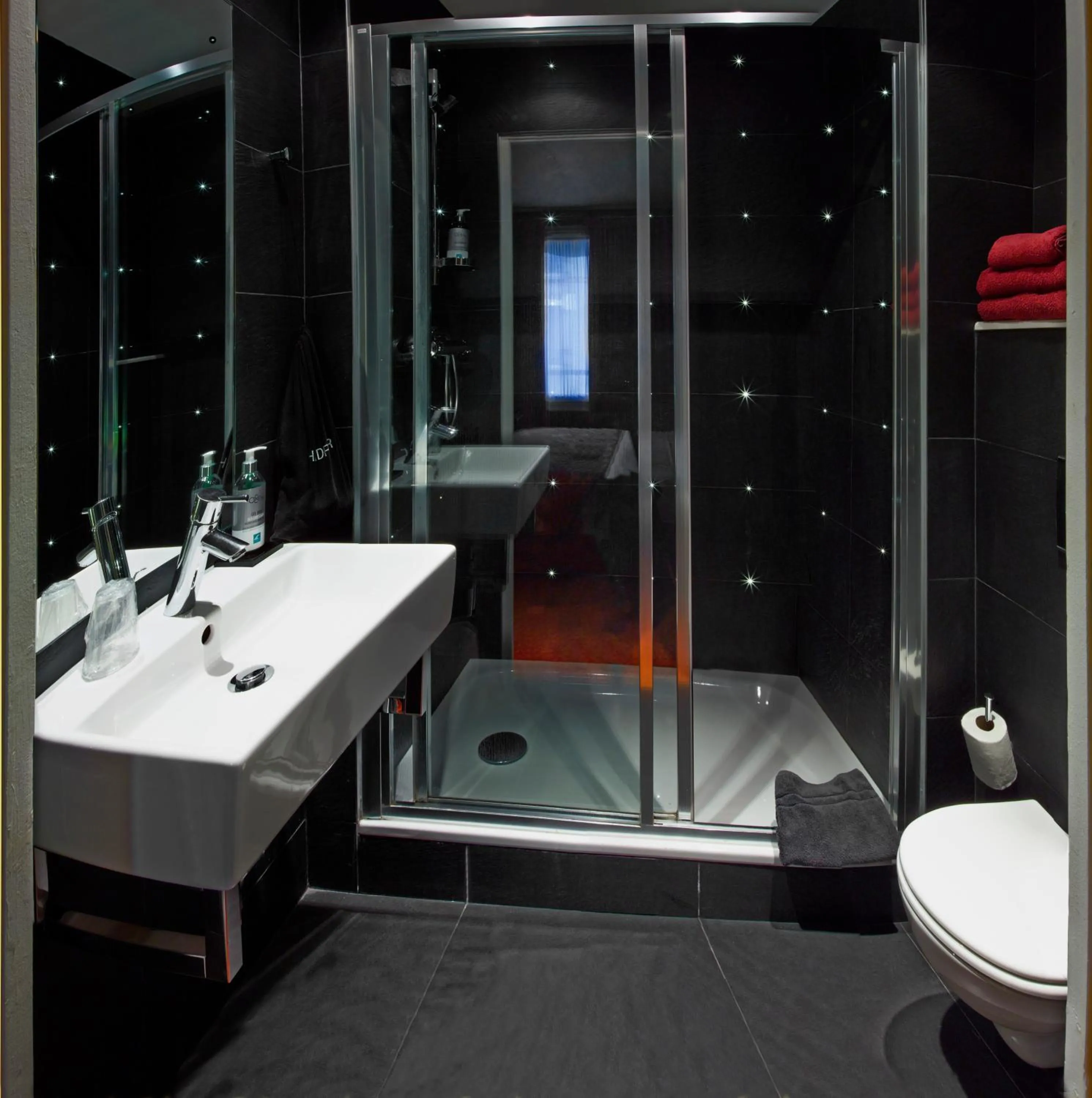 Shower in Hotel Dauphin