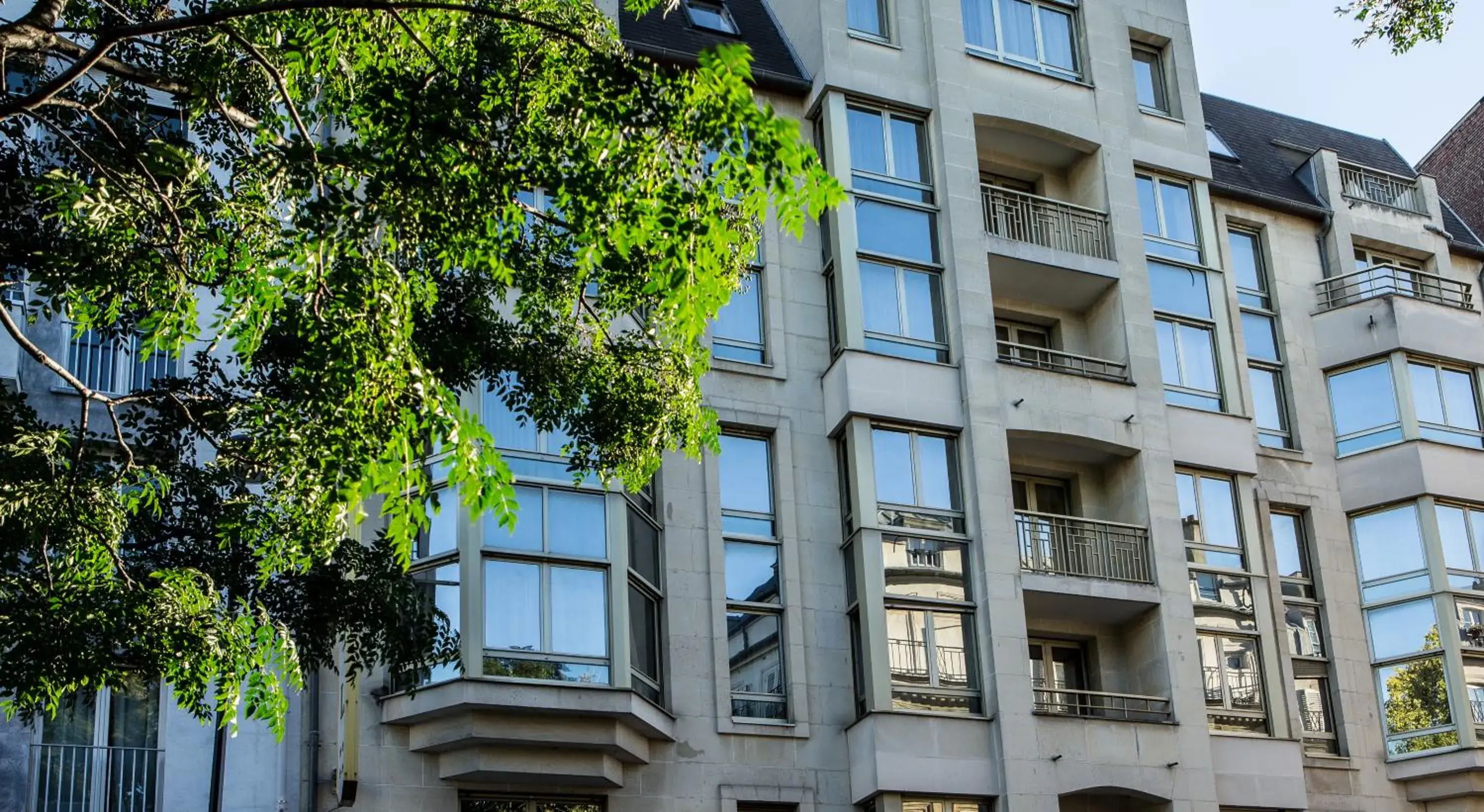 Property building in Royal Garden Champs-Élysées Property building in Royal Garden Champs-Élysées