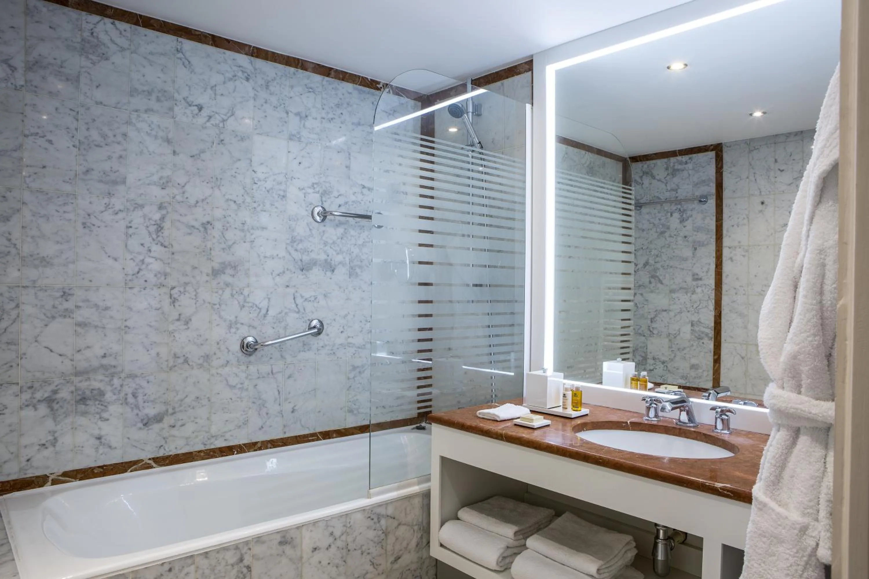 Bathroom in Royal Garden Champs-Élysées