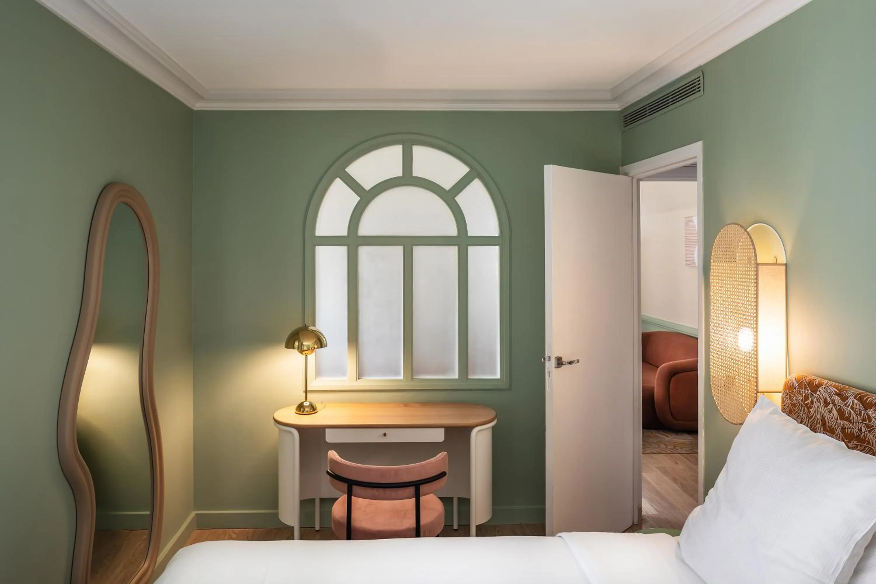 Bed in Royal Garden Champs-Élysées