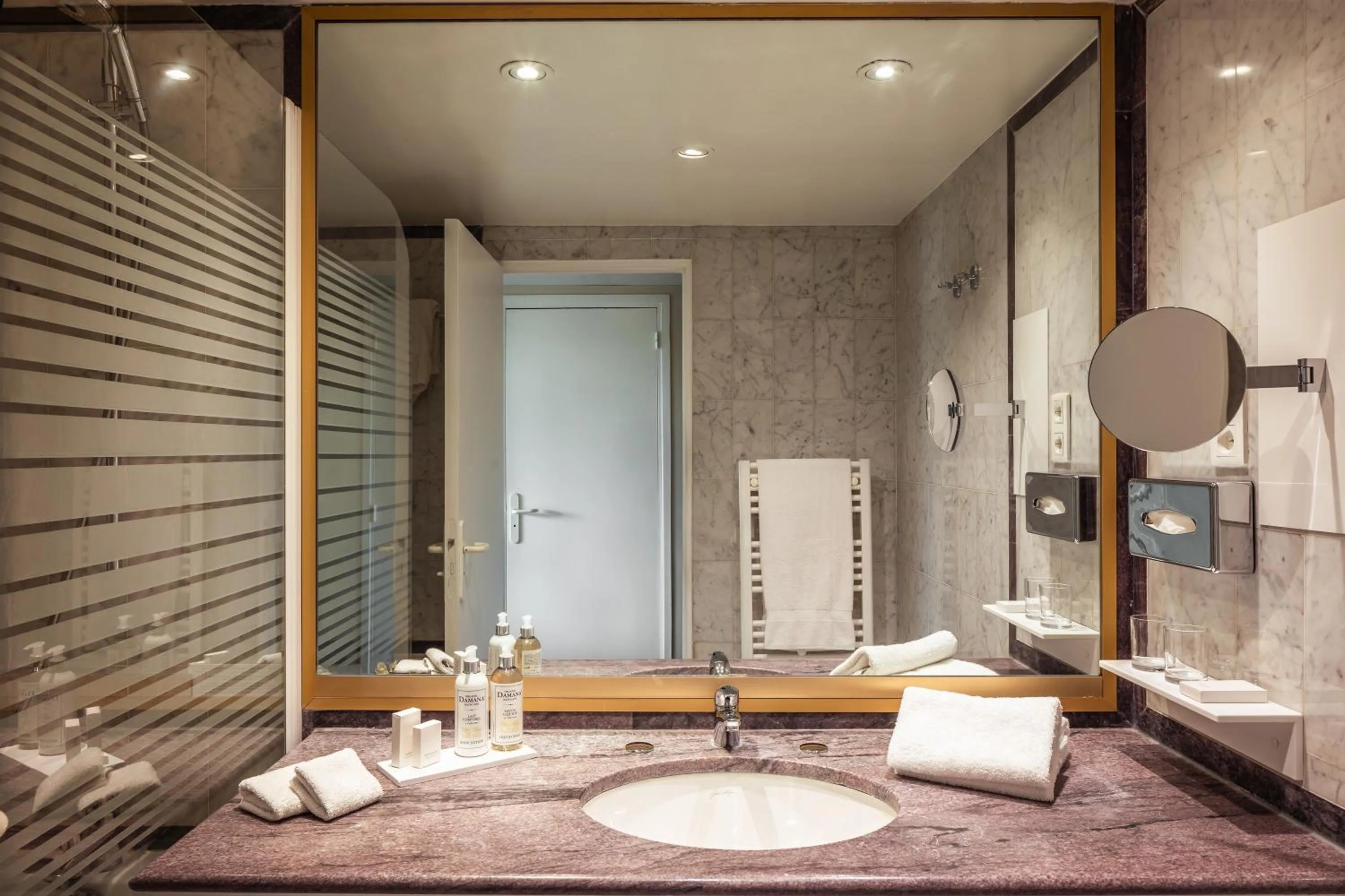 Bathroom in Royal Garden Champs-Élysées