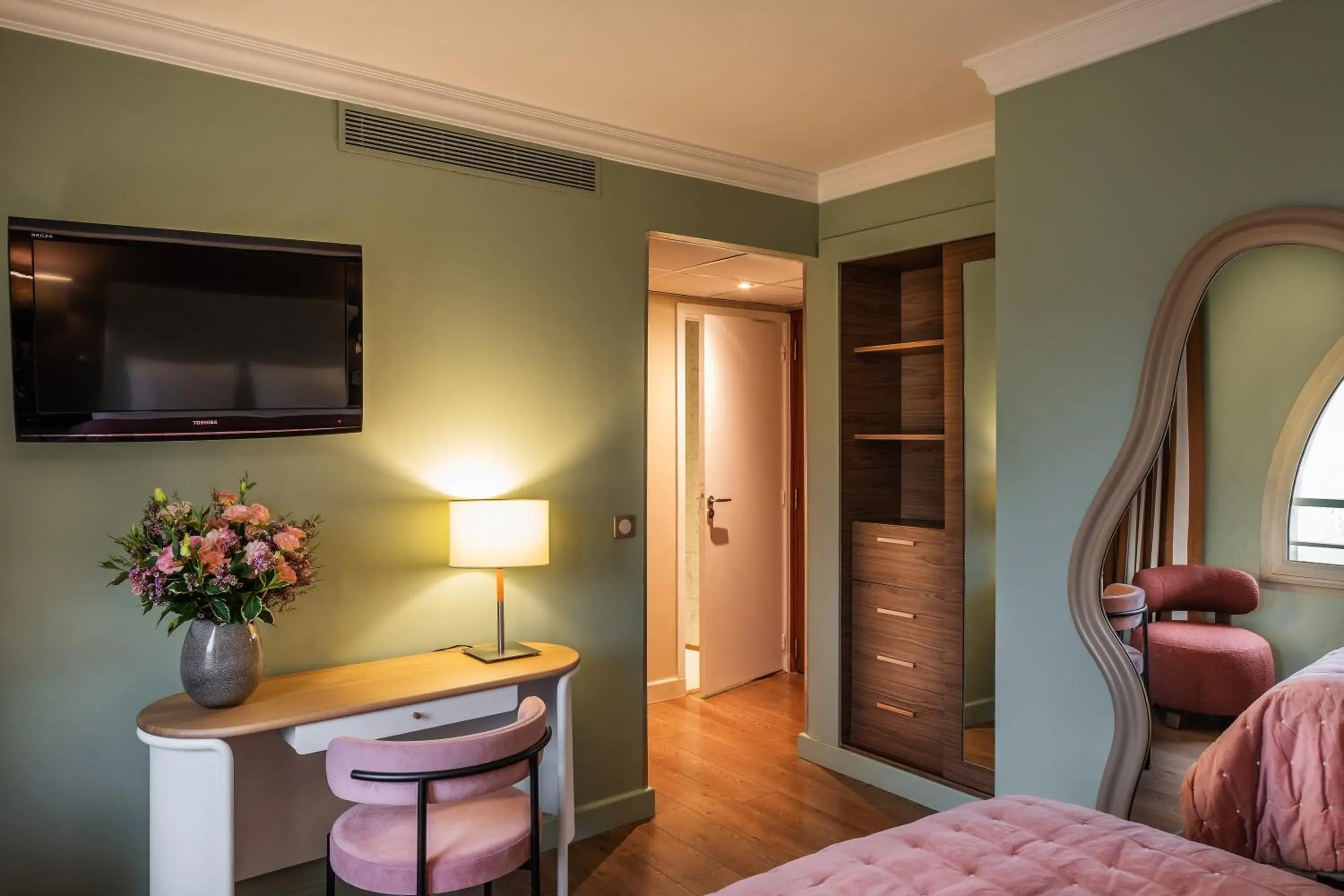 Bedroom, Bed in Royal Garden Champs-Élysées Bedroom, Bed in Royal Garden Champs-Élysées