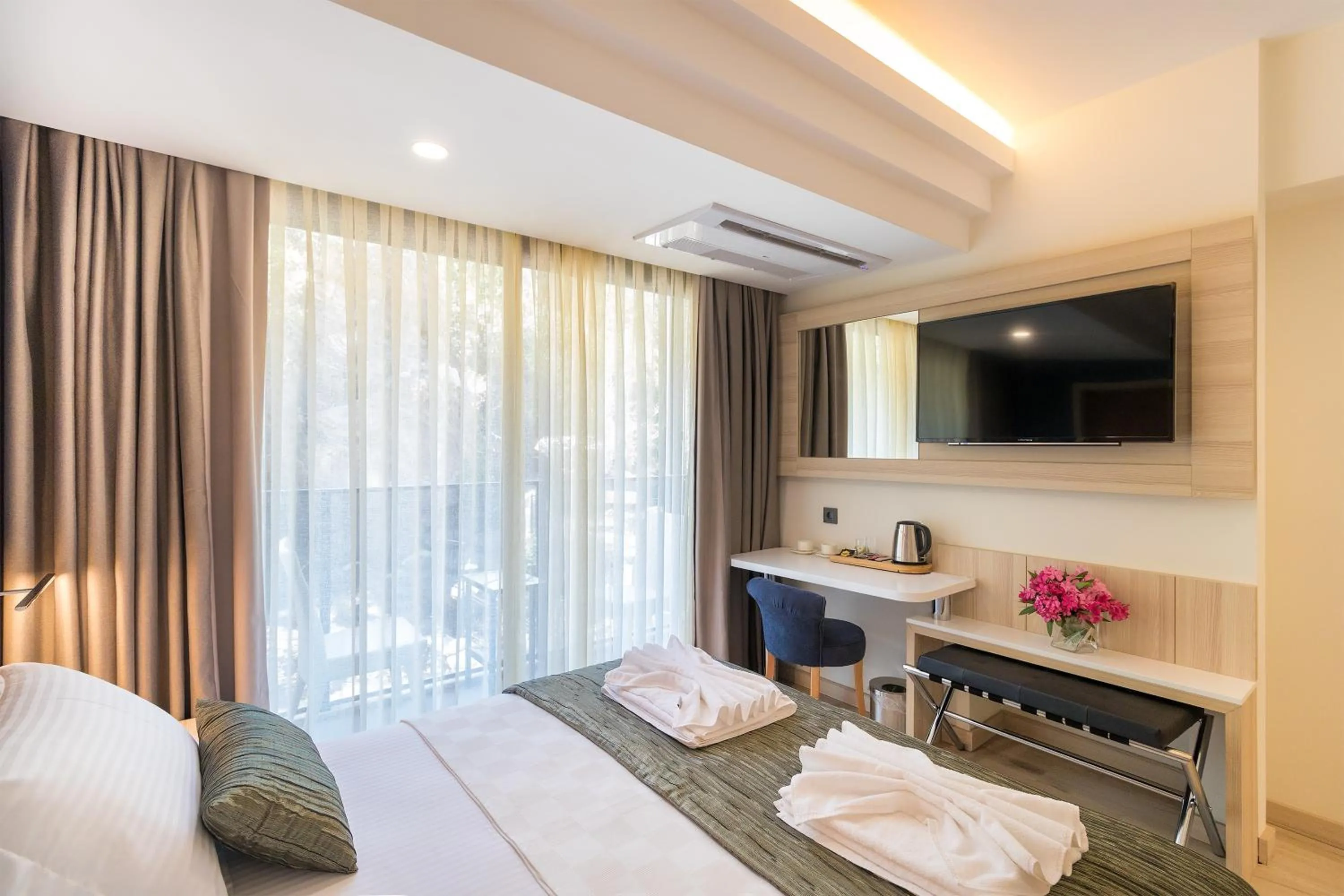 Communal lounge/ TV room, Bed in AMOSSİA Elite Boutique Hotel