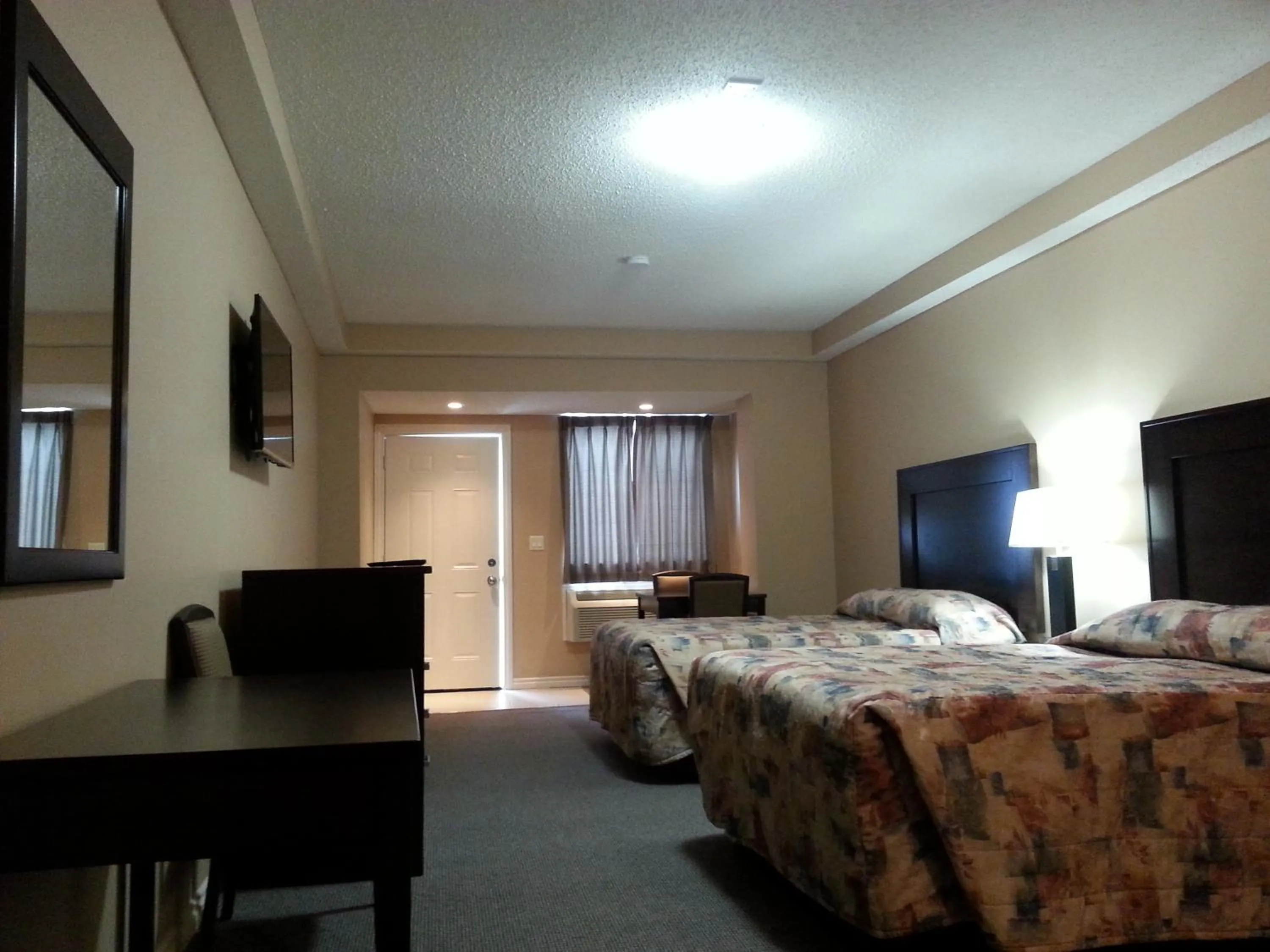 Photo of the whole room, Bed in Sunrise Motel