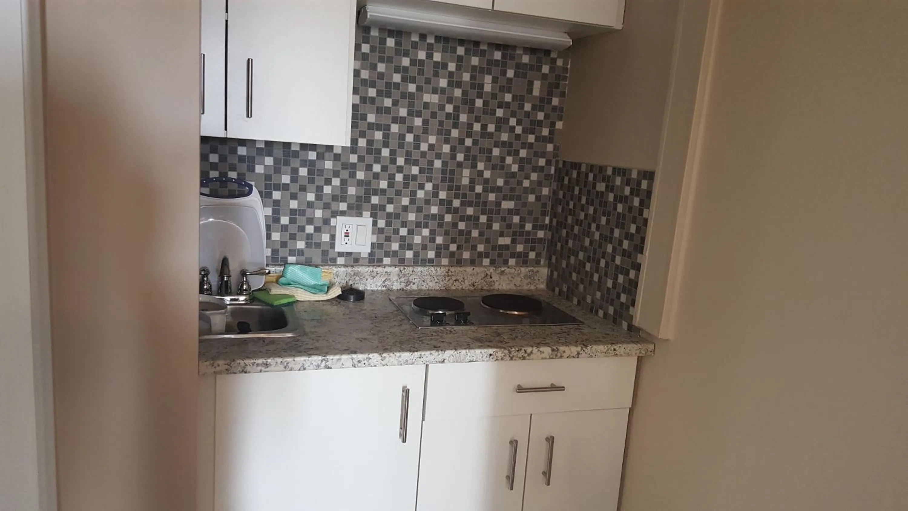 Kitchen or kitchenette in Sunrise Motel