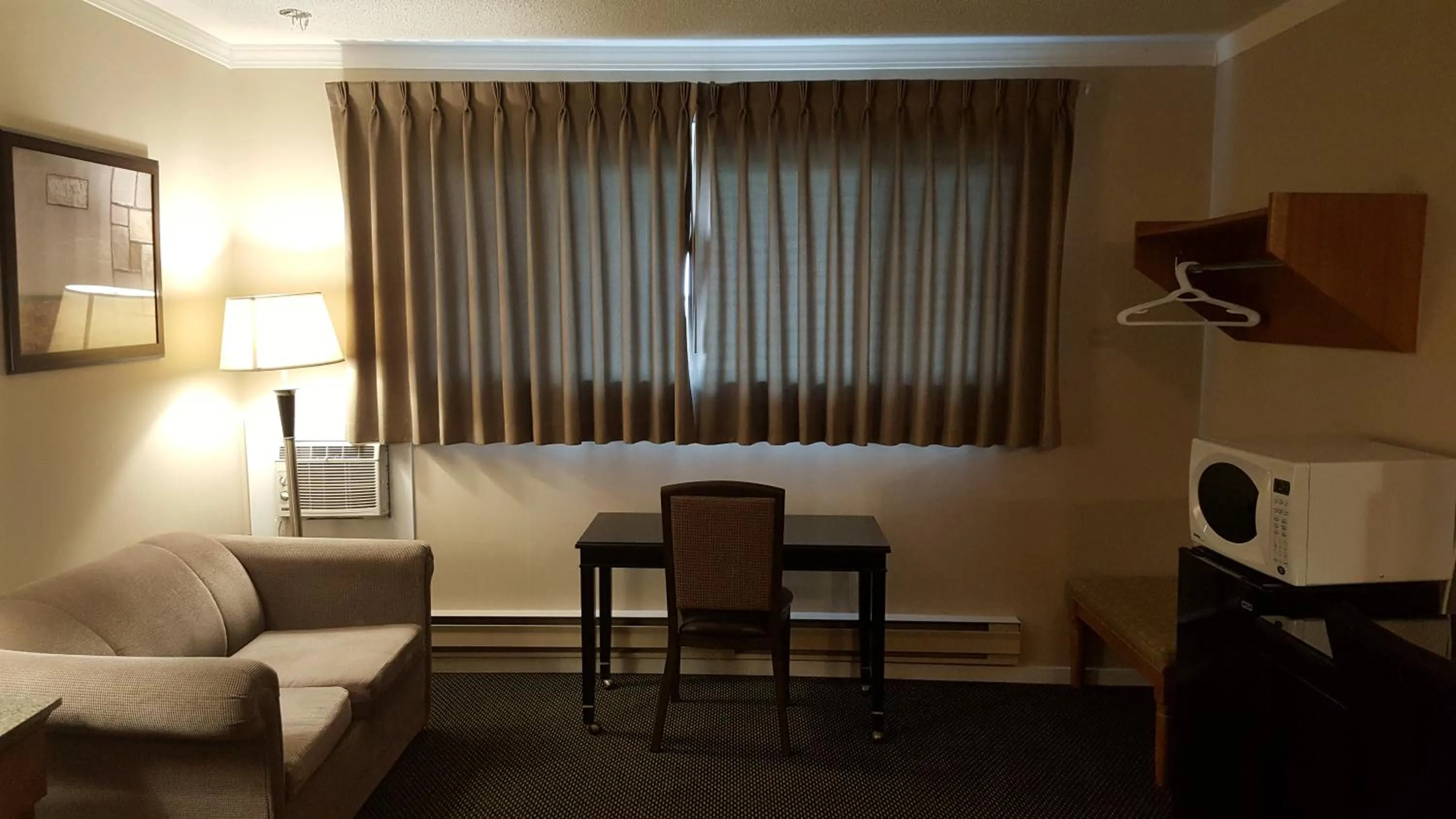 Seating area in Sunrise Motel