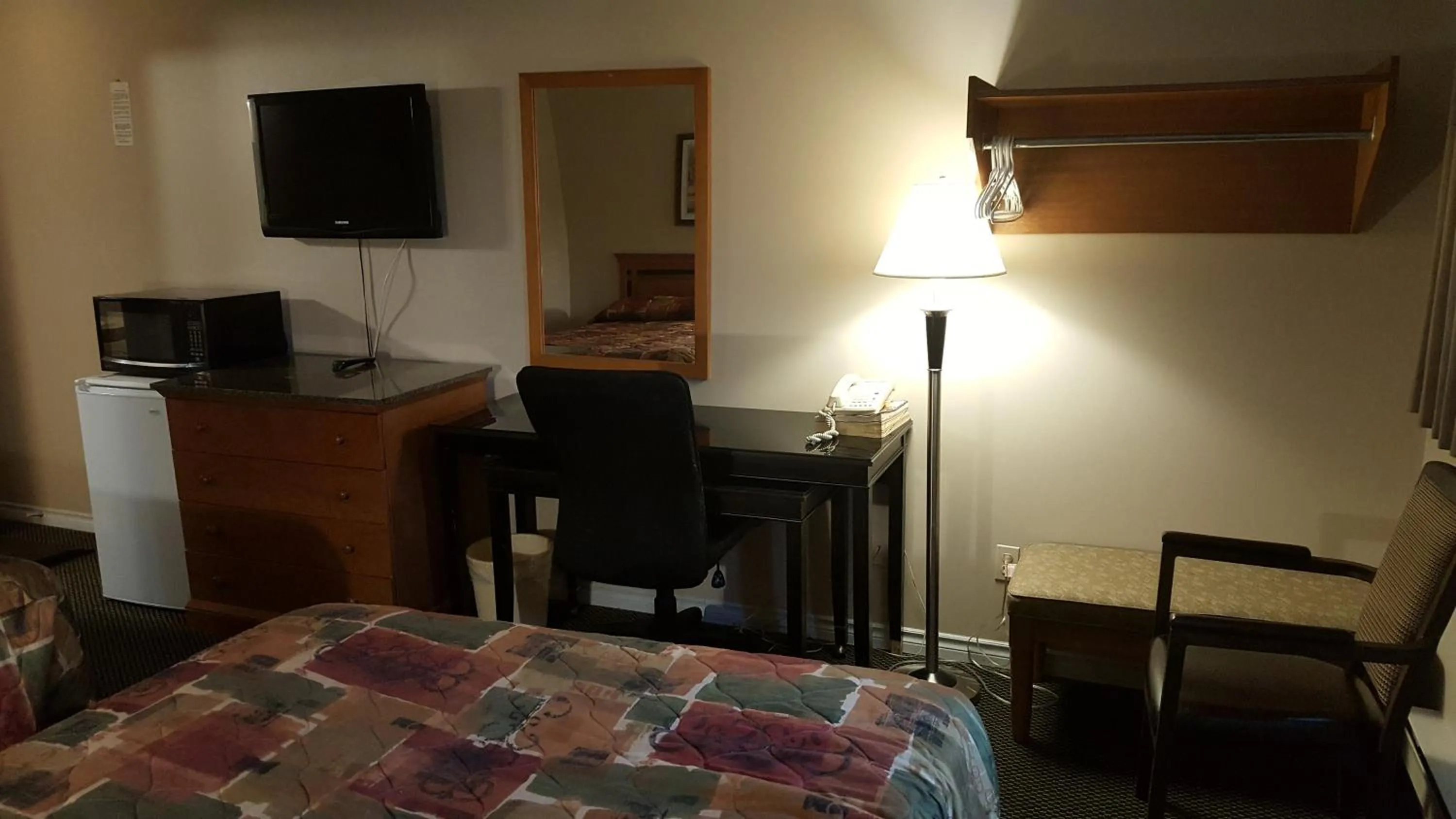 Bedroom, Bed in Sunrise Motel