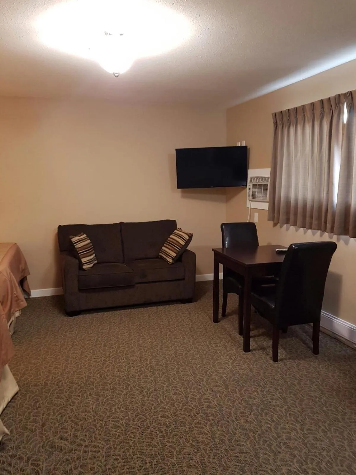 Seating area in Sunrise Motel