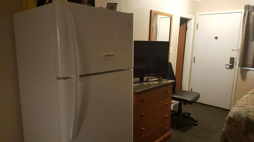 Kitchen or kitchenette in Sunrise Motel