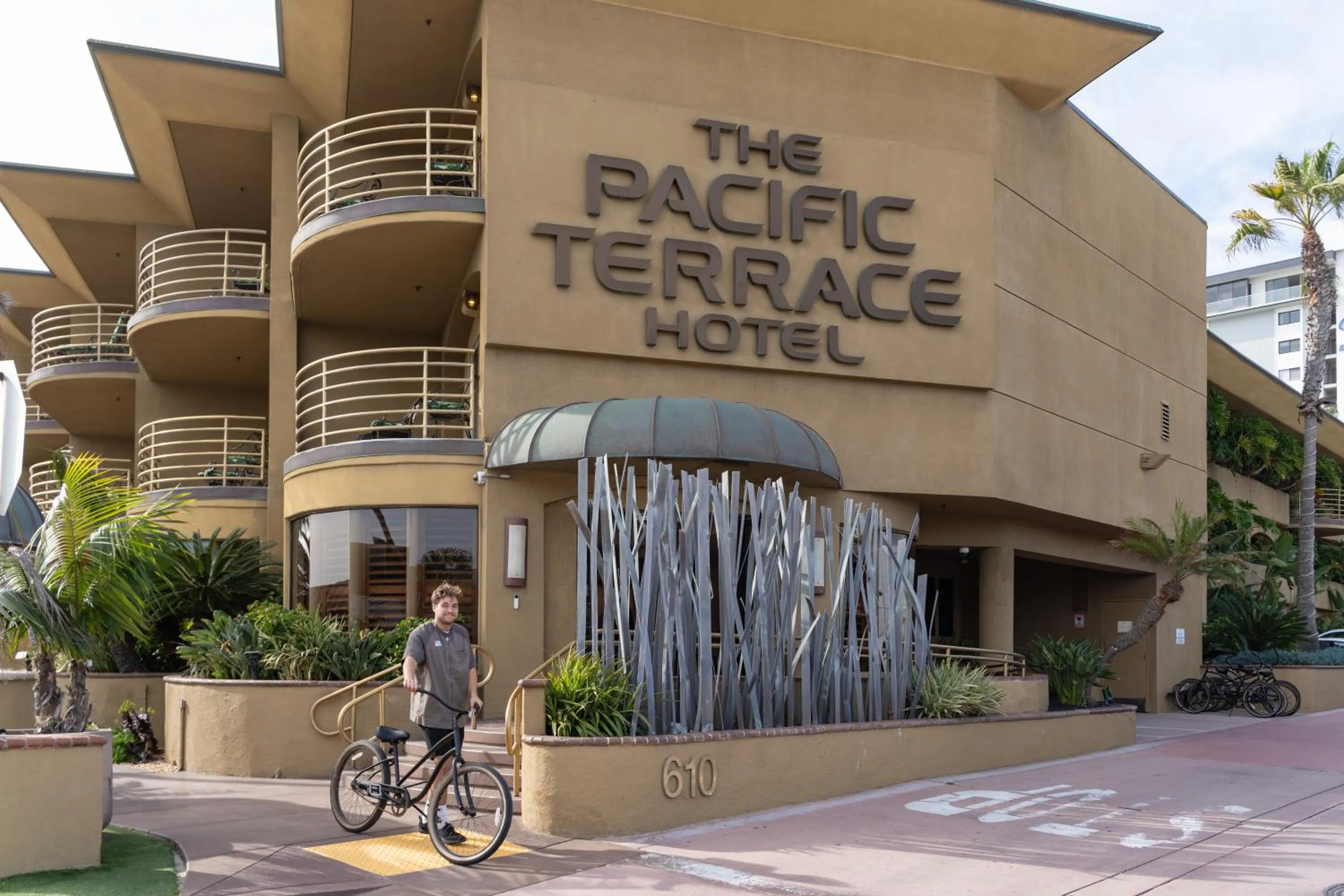 Facade/entrance in Pacific Terrace Hotel