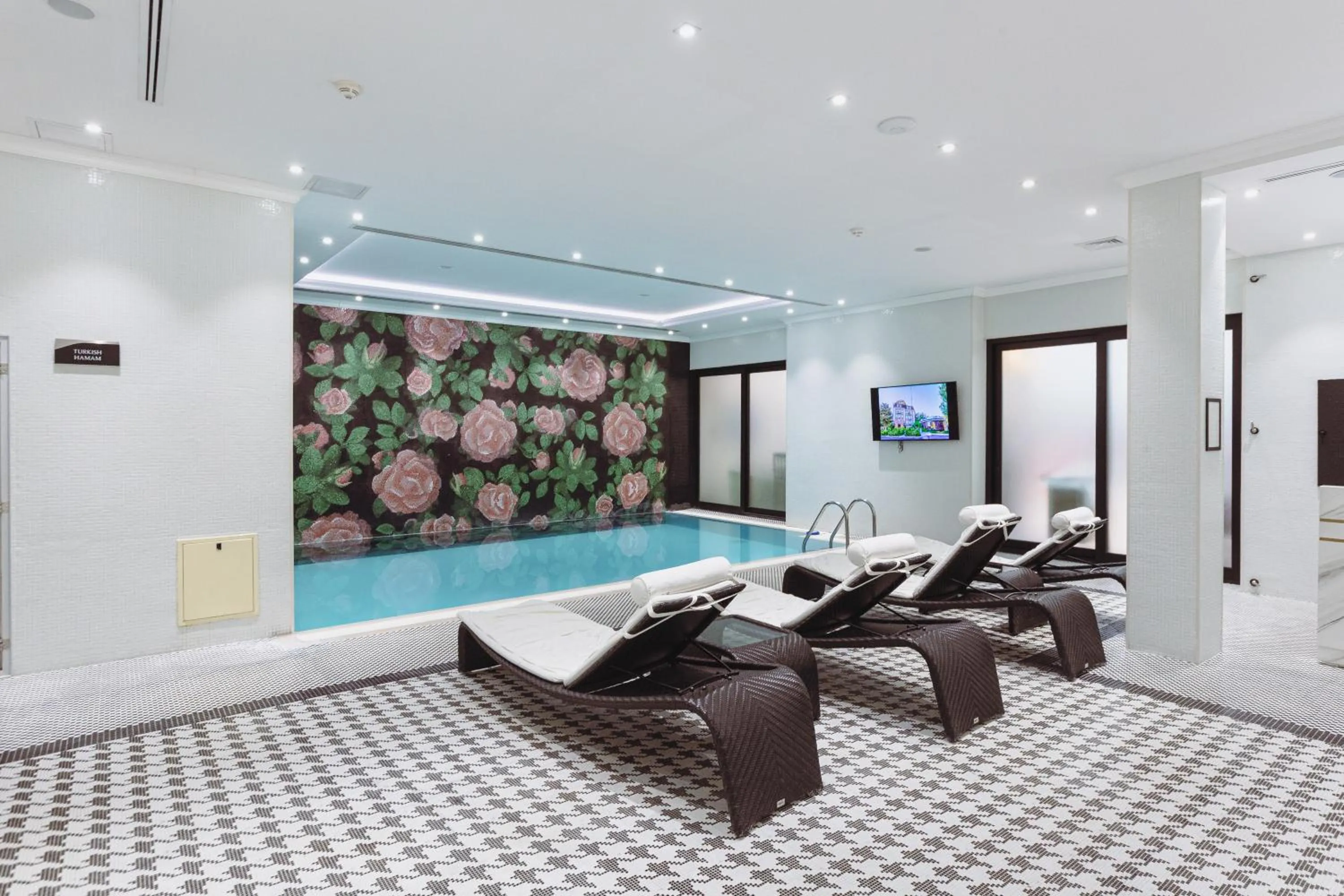 Swimming pool in Ivy Garden Hotel Baku