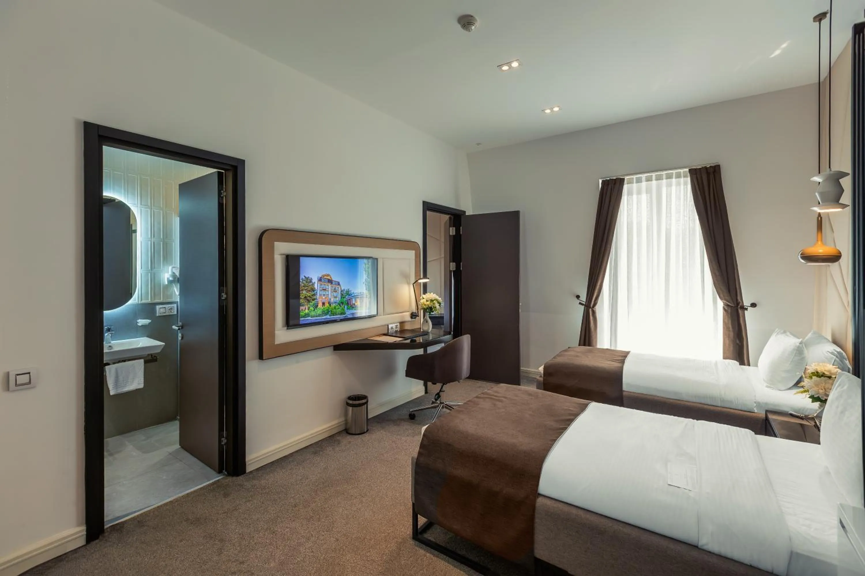 Communal lounge/ TV room, Bed in Ivy Garden Hotel Baku