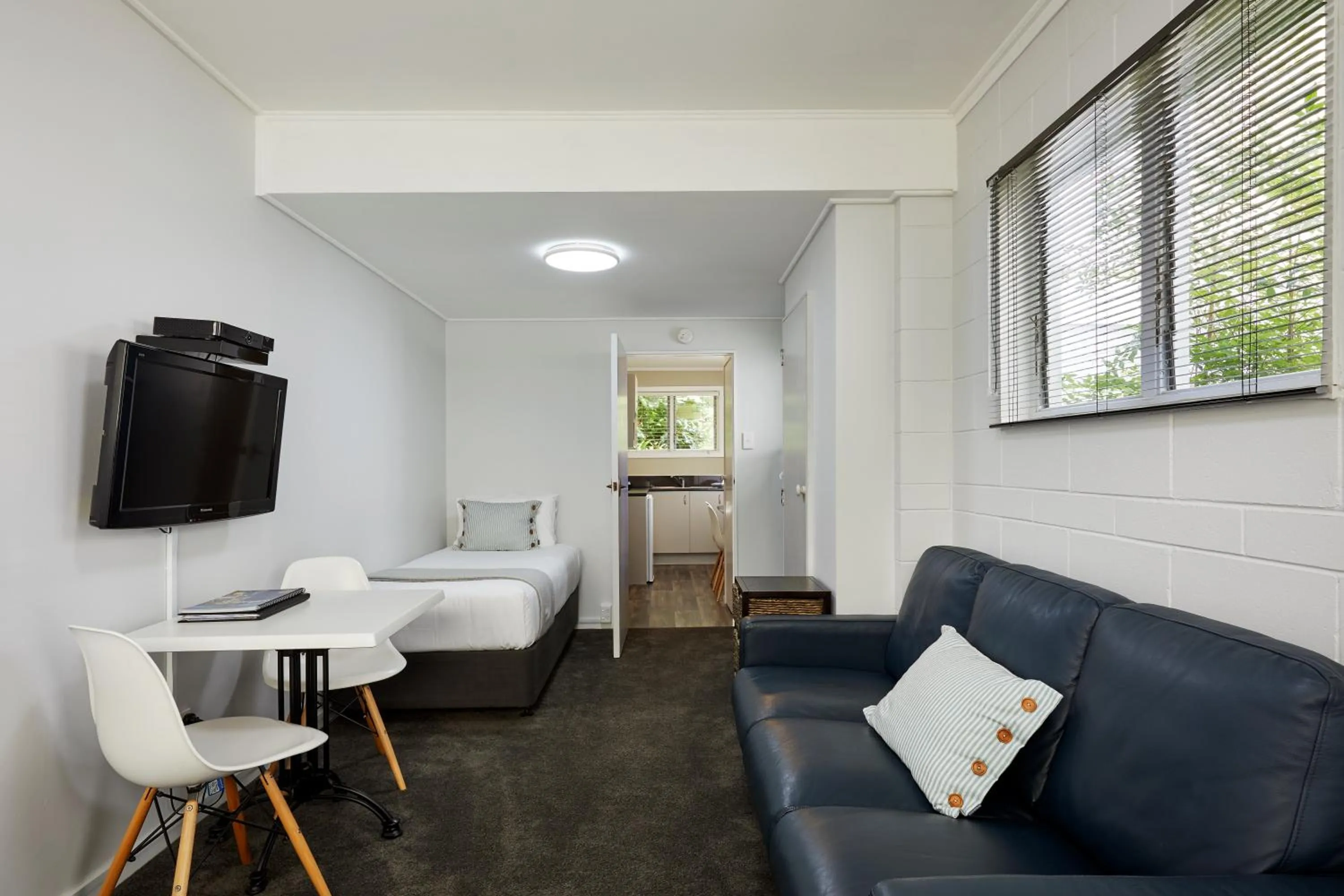 Seating area, Bed in Harbour View Motel and Waterfront Apartments