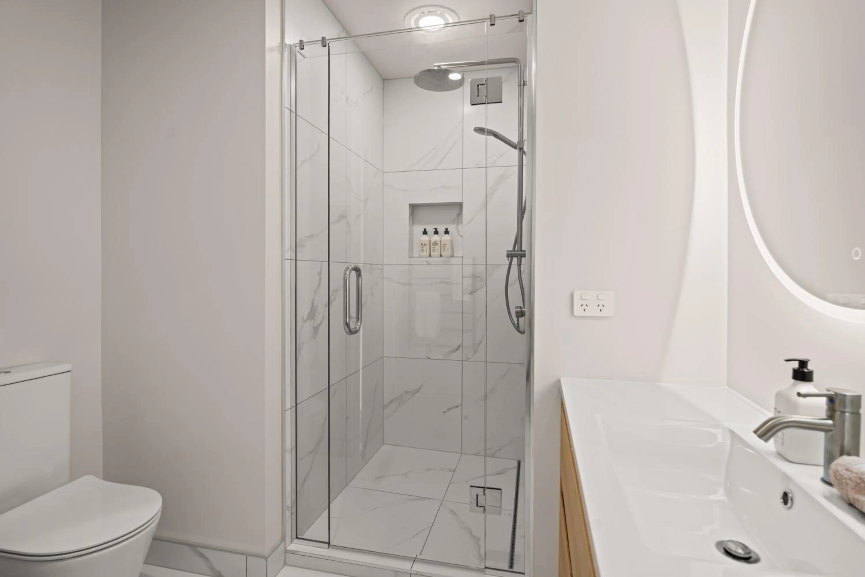 Shower in Harbour View Motel and Waterfront Apartments