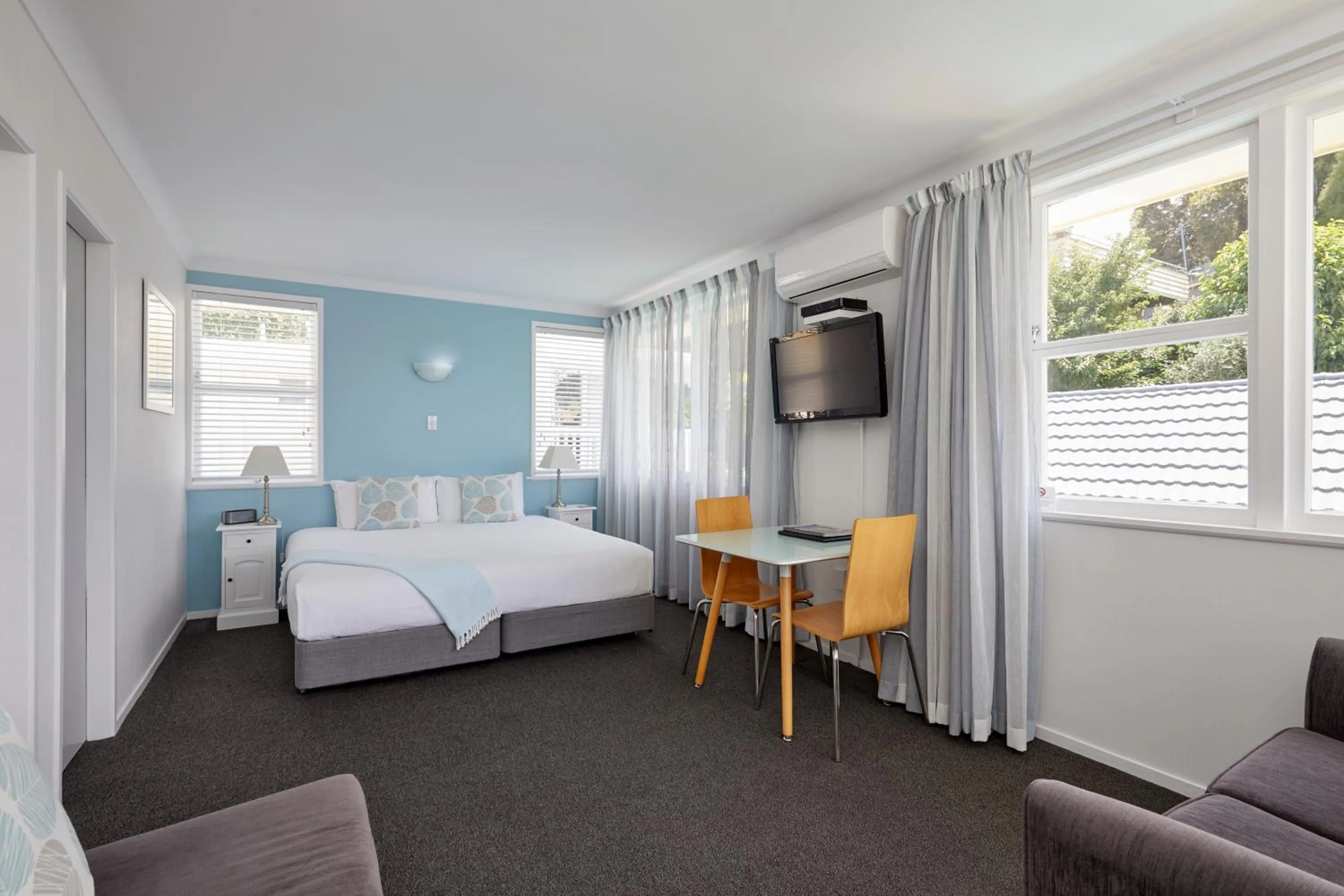 Living room, Bed in Harbour View Motel and Waterfront Apartments