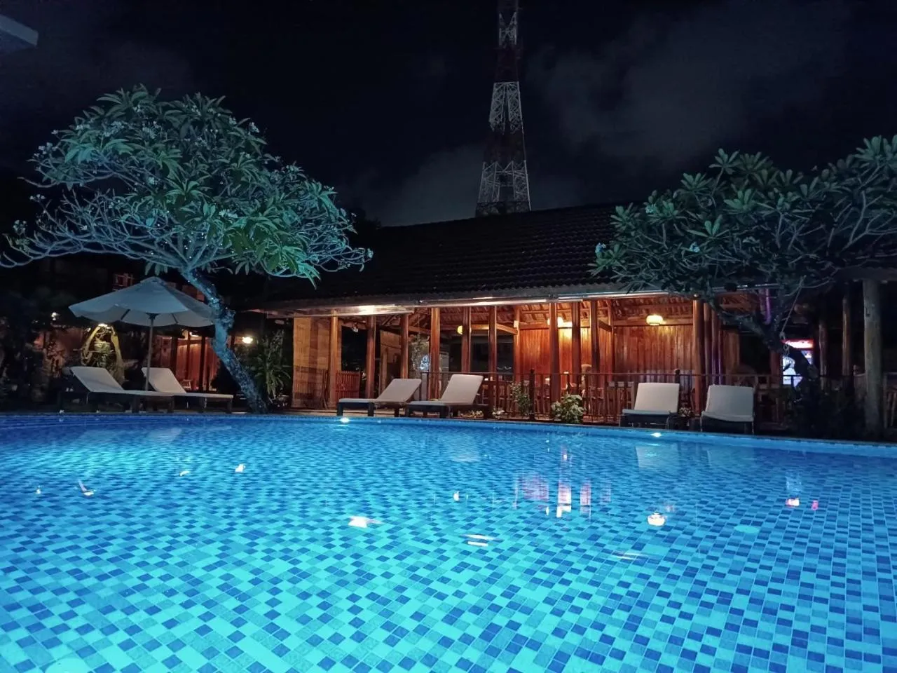 Swimming pool in Suncosy Central Hotel